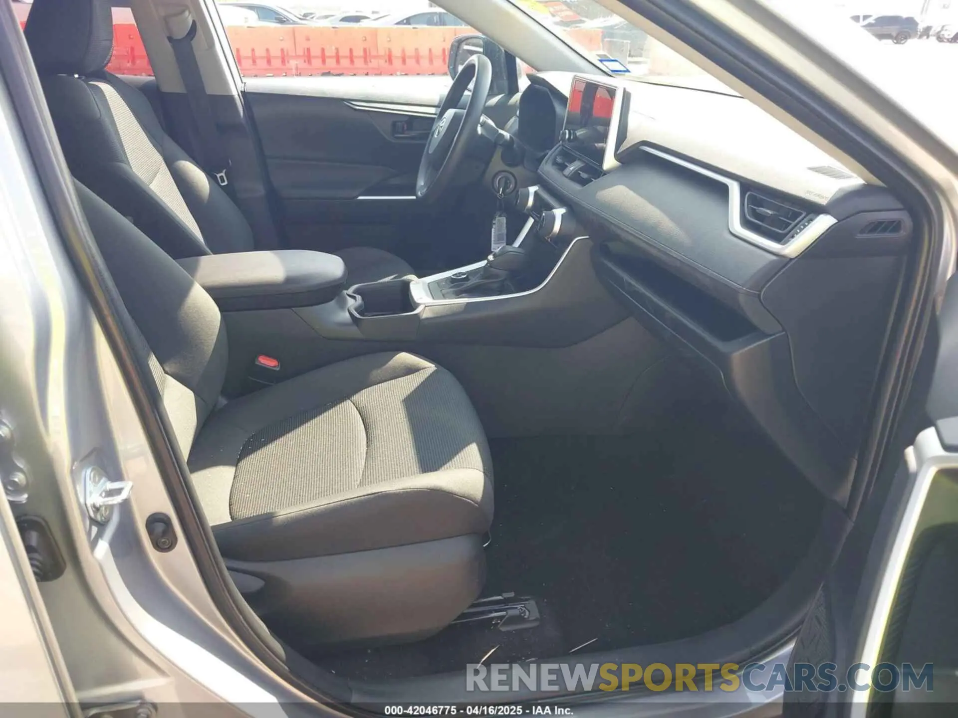5 Photograph of a damaged car 2T3LWRFV0SW257287 TOYOTA RAV4 HYBRID 2025
