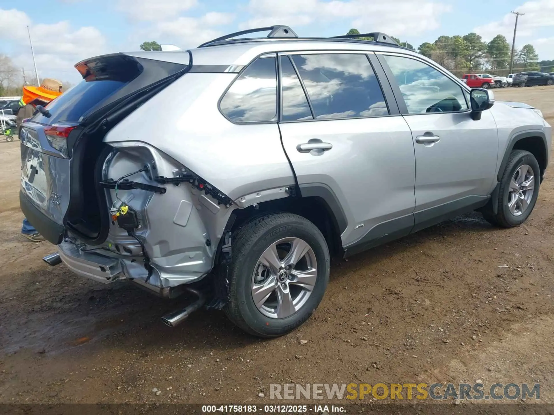 4 Photograph of a damaged car 2T3RWRFV3SW268598 TOYOTA RAV4 HYBRID 2025