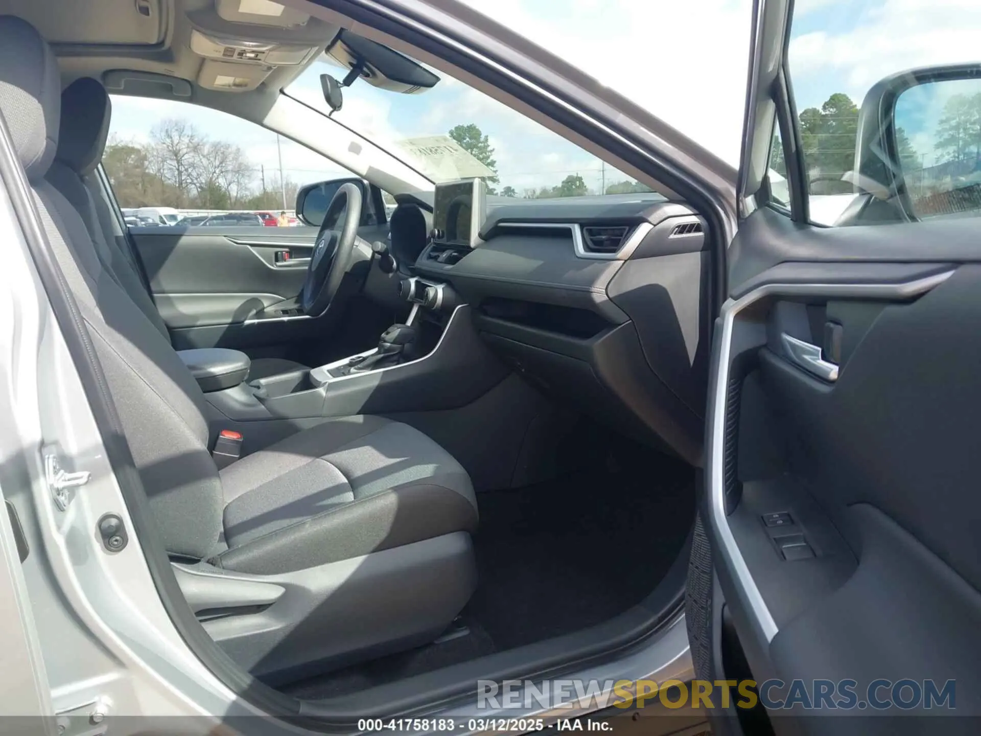 5 Photograph of a damaged car 2T3RWRFV3SW268598 TOYOTA RAV4 HYBRID 2025