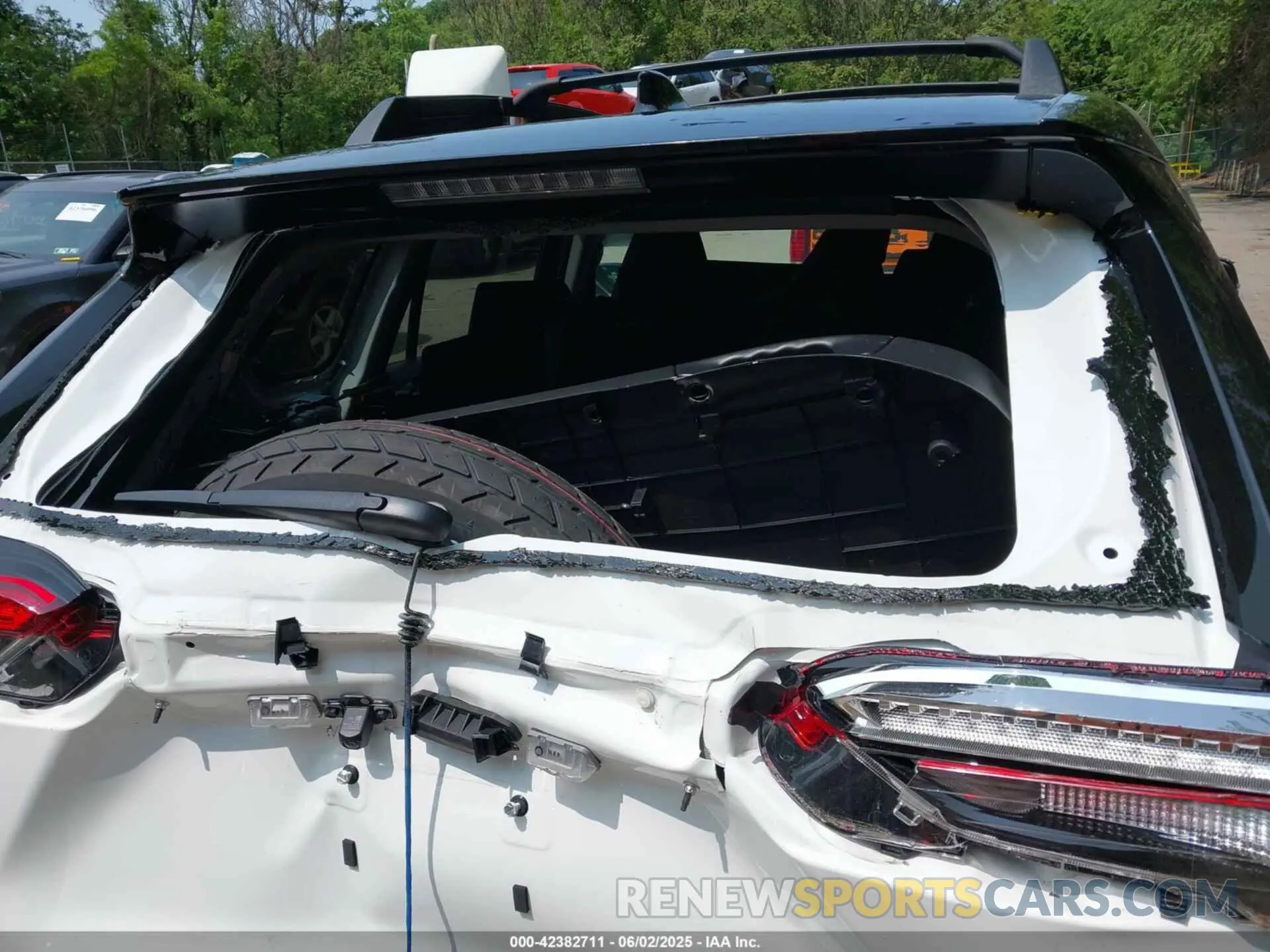 18 Photograph of a damaged car 2T3UWRFV3SW262939 TOYOTA RAV4 HYBRID 2025