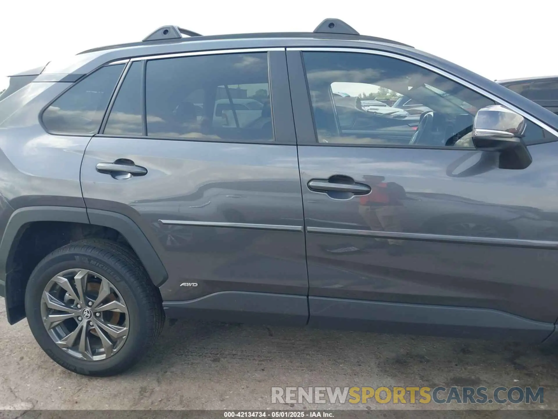 13 Photograph of a damaged car 4T3B6RFV0SU176396 TOYOTA RAV4 HYBRID 2025