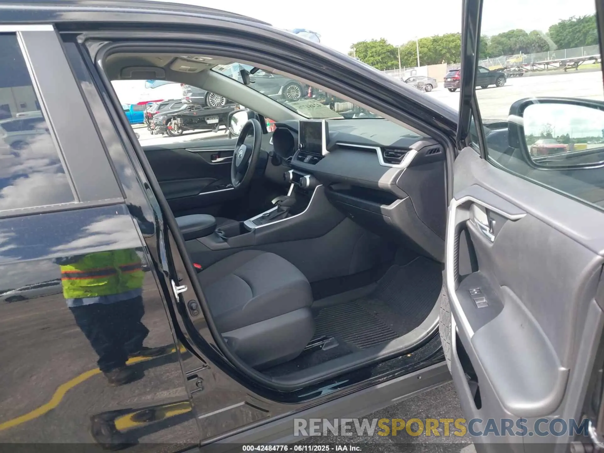 5 Photograph of a damaged car 4T3RWRFV1SU164675 TOYOTA RAV4 HYBRID 2025