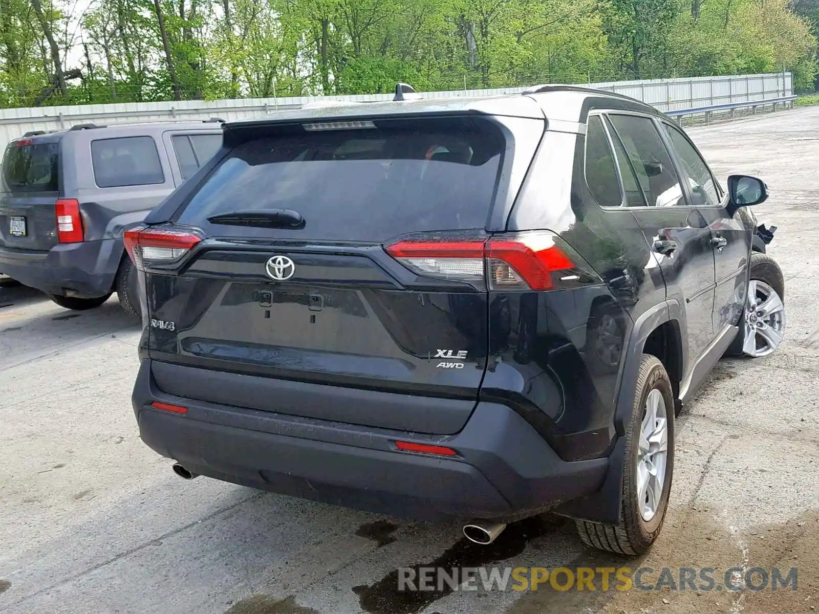 4 Photograph of a damaged car 2T3P1RFV0KW010965 TOYOTA RAV4 XLE 2019