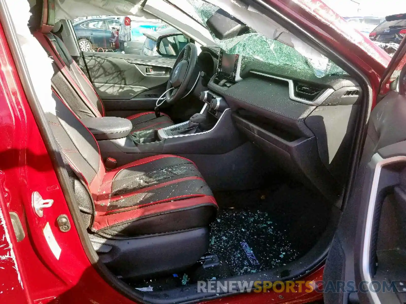 5 Photograph of a damaged car 2T3P1RFV1KW038306 TOYOTA RAV4 XLE 2019