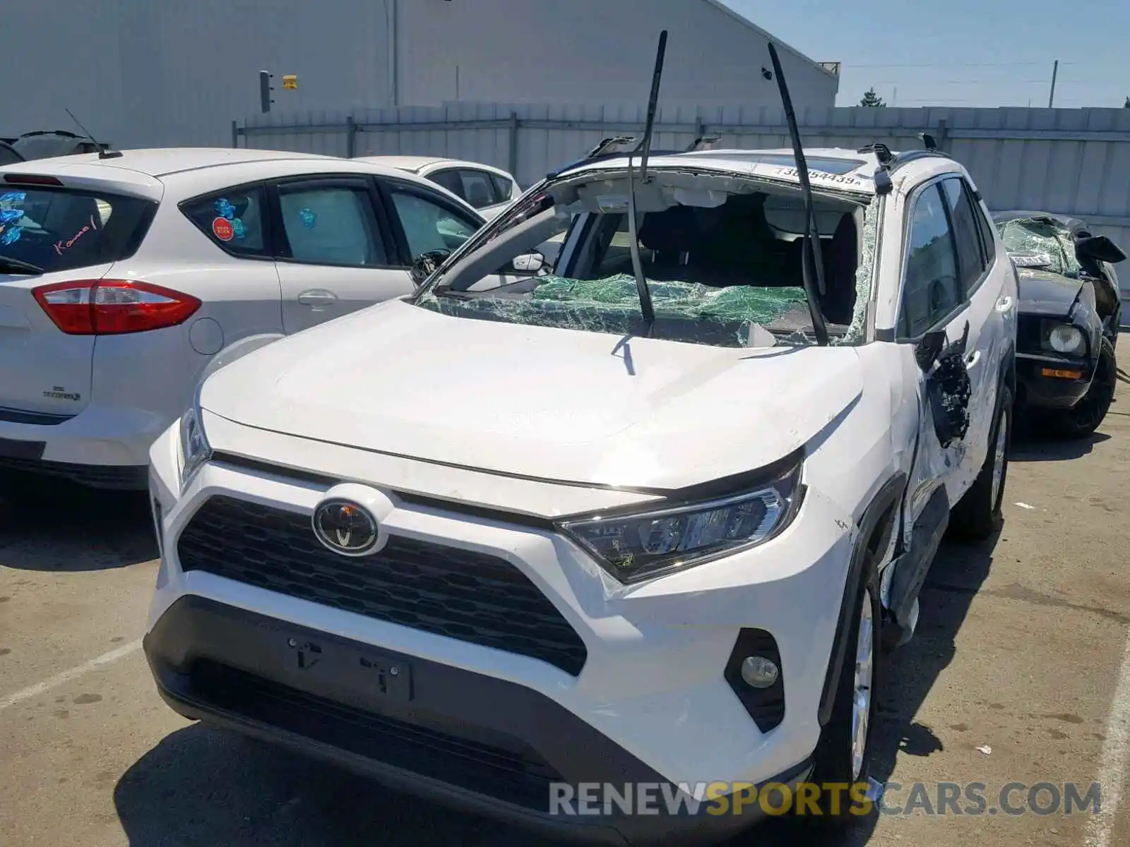 2 Photograph of a damaged car 2T3P1RFV2KW001913 TOYOTA RAV4 XLE 2019