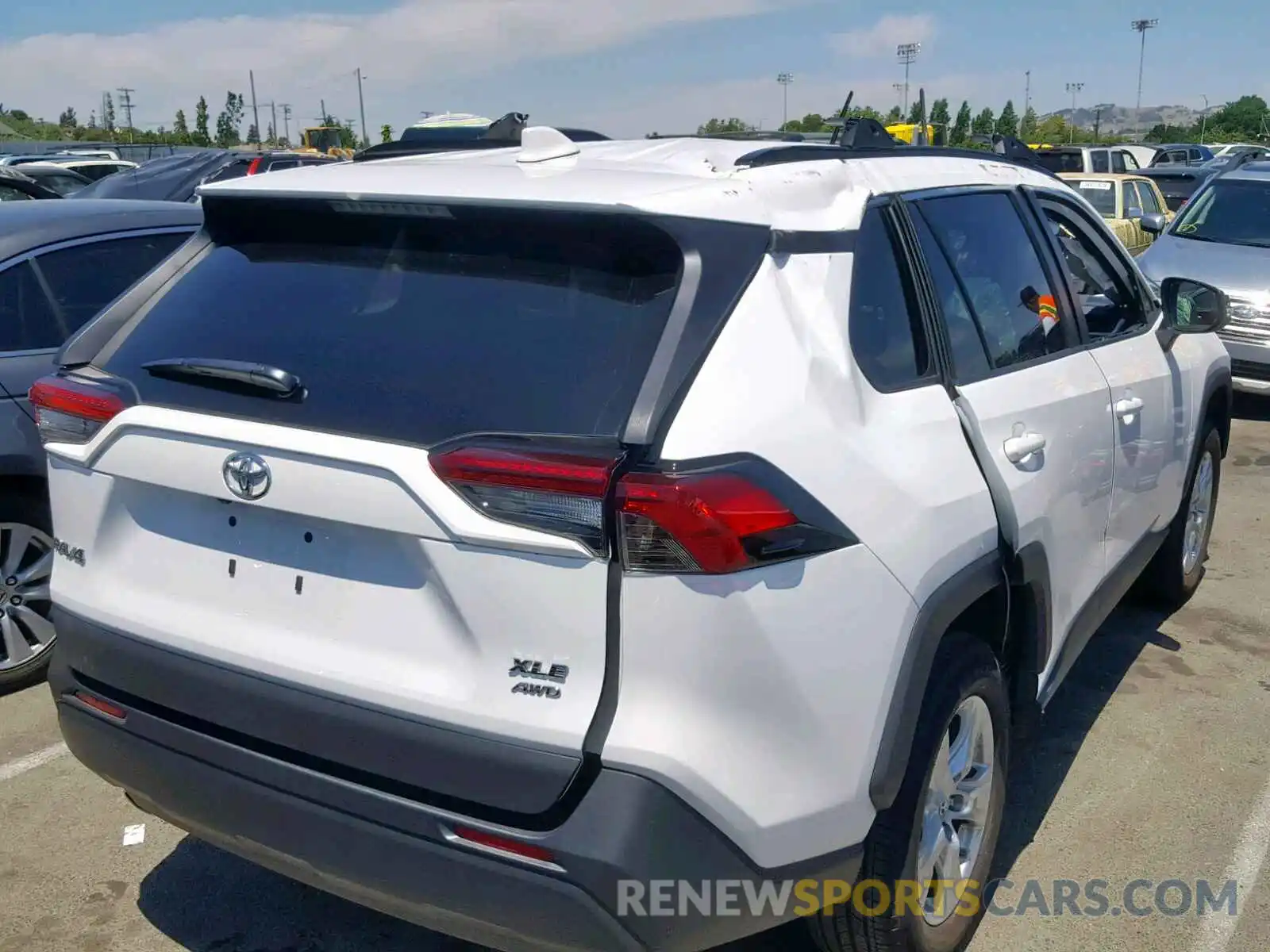 4 Photograph of a damaged car 2T3P1RFV2KW001913 TOYOTA RAV4 XLE 2019