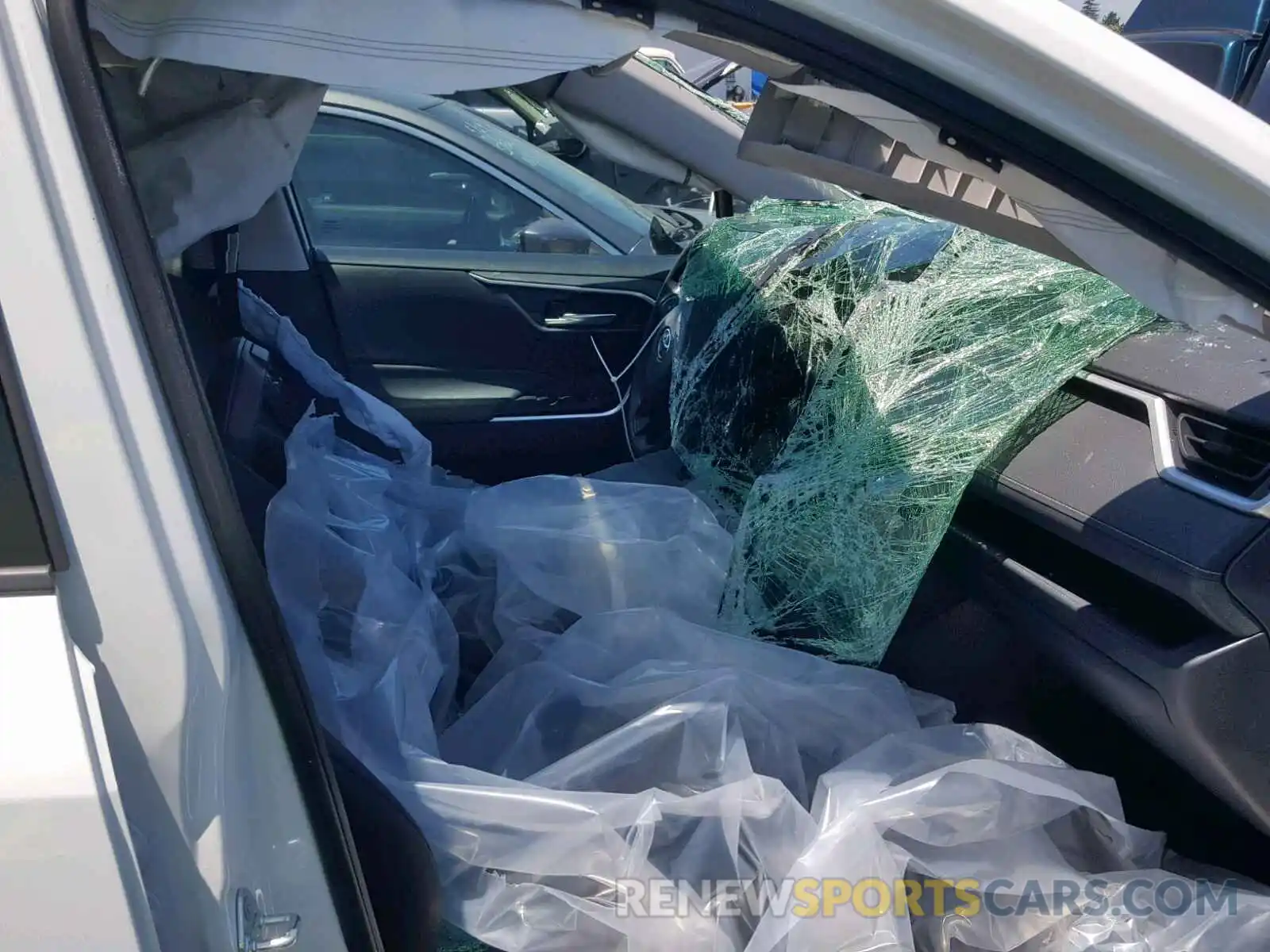 5 Photograph of a damaged car 2T3P1RFV2KW001913 TOYOTA RAV4 XLE 2019