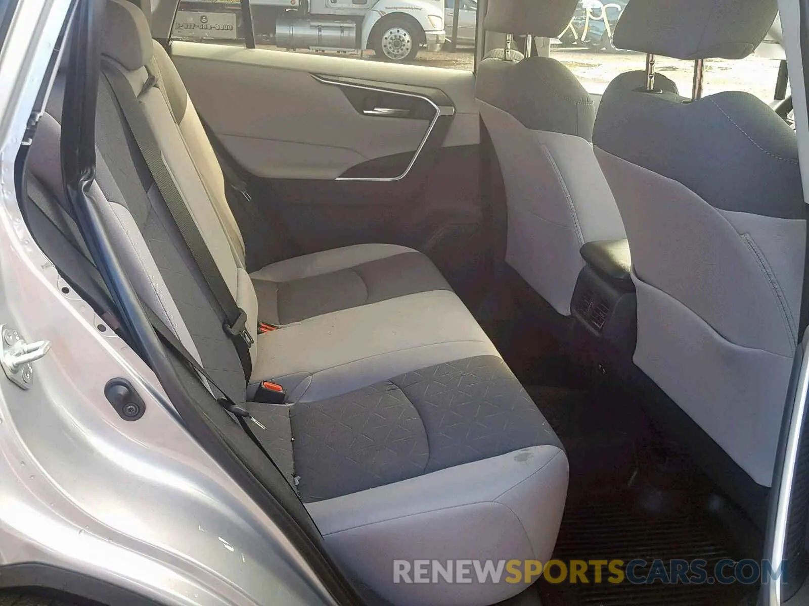 6 Photograph of a damaged car 2T3P1RFV3KW055642 TOYOTA RAV4 XLE 2019
