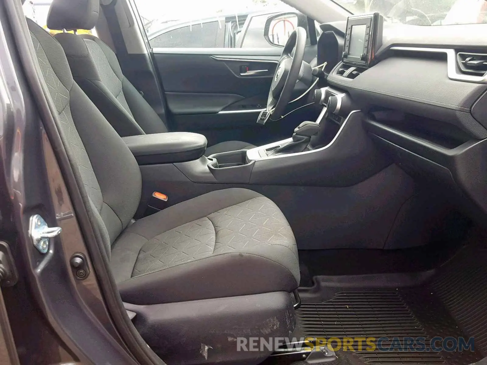 5 Photograph of a damaged car 2T3P1RFV6KW067459 TOYOTA RAV4 XLE 2019