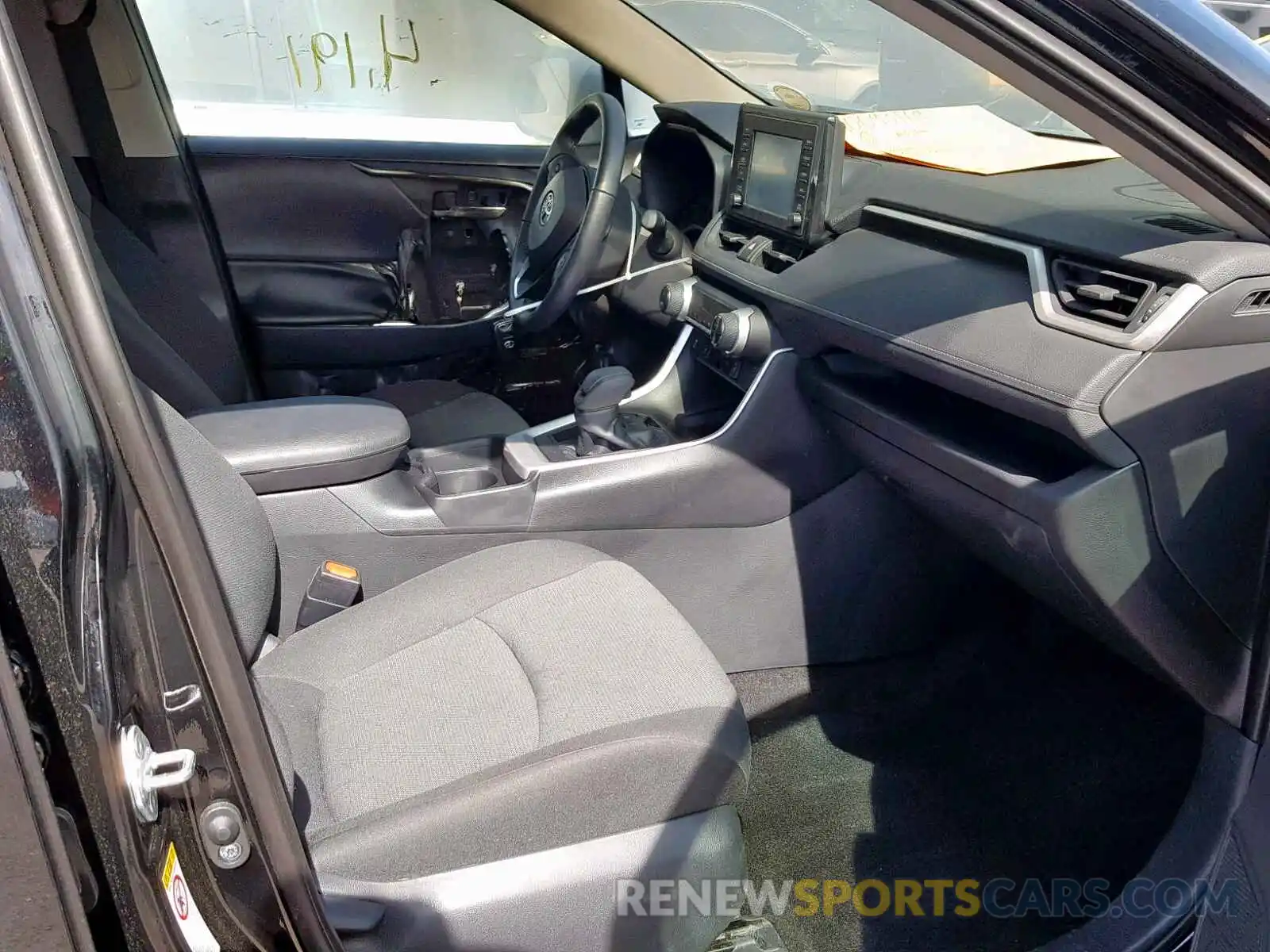 5 Photograph of a damaged car 2T3P1RFV7KW012129 TOYOTA RAV4 XLE 2019