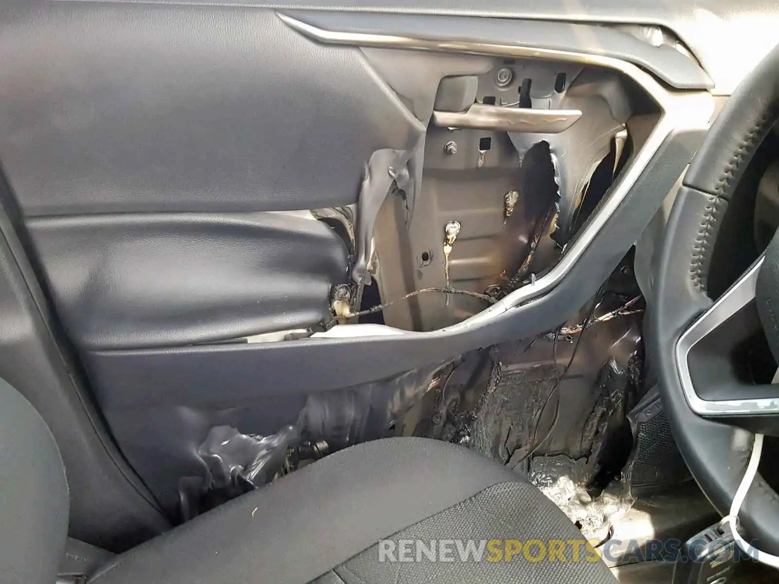 9 Photograph of a damaged car 2T3P1RFV7KW012129 TOYOTA RAV4 XLE 2019