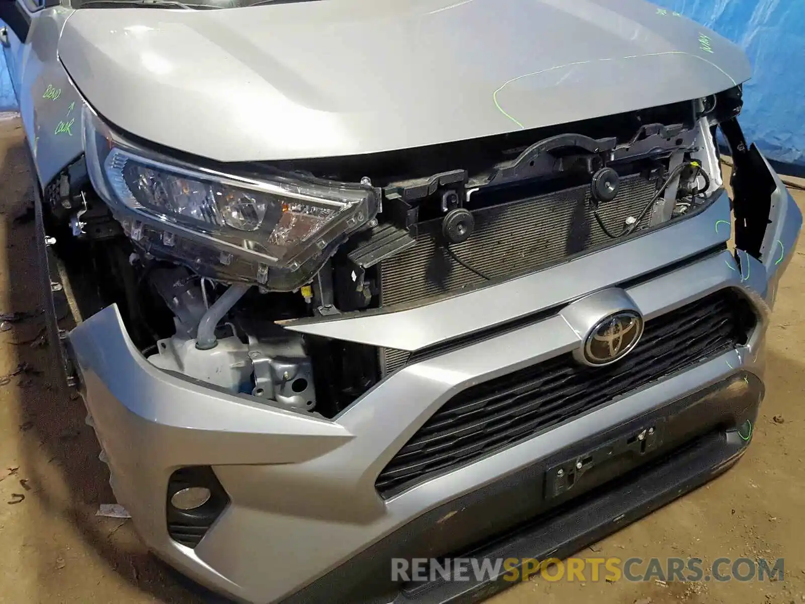 9 Photograph of a damaged car 2T3P1RFV8KW035922 TOYOTA RAV4 XLE 2019