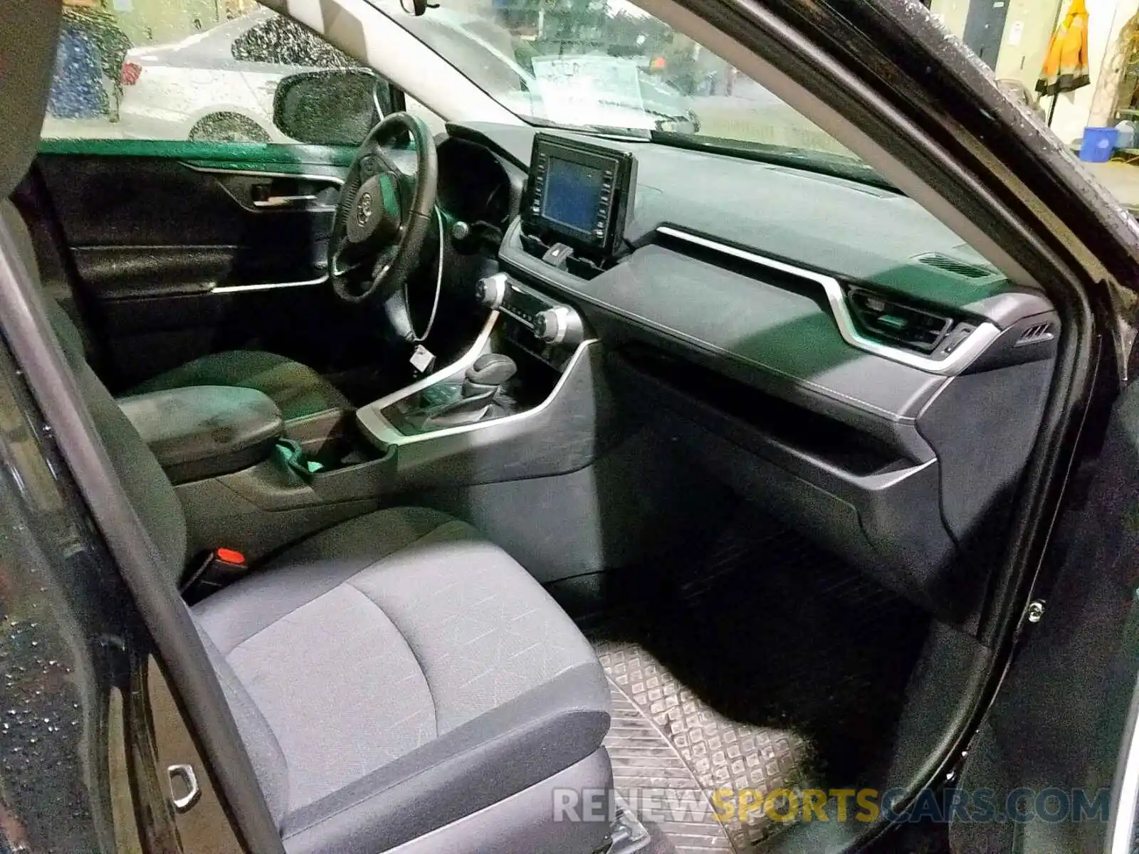 5 Photograph of a damaged car 2T3R1RFV3KW033911 TOYOTA RAV4 XLE 2019