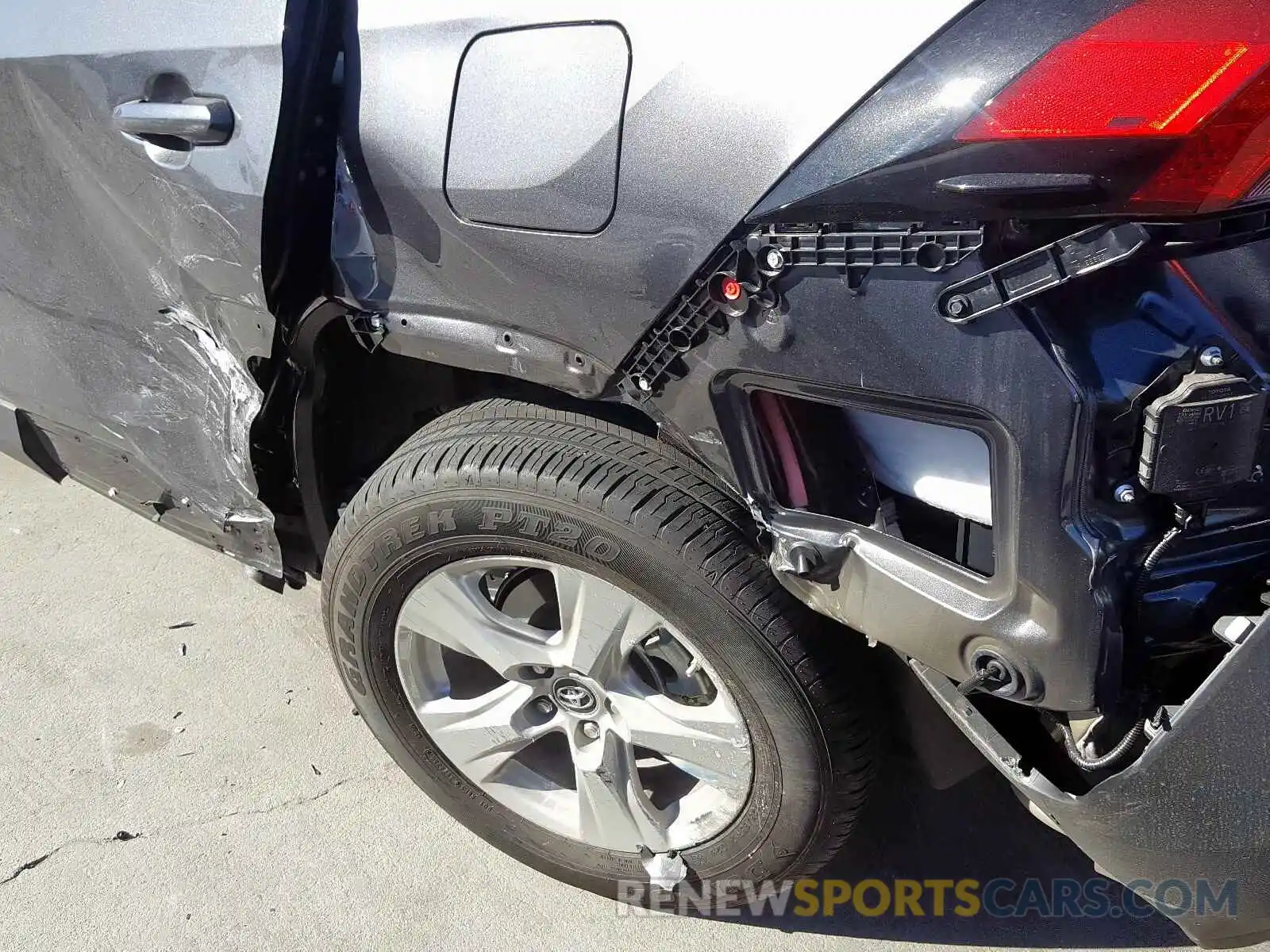 9 Photograph of a damaged car 2T3W1RFV2KC013329 TOYOTA RAV4 XLE 2019