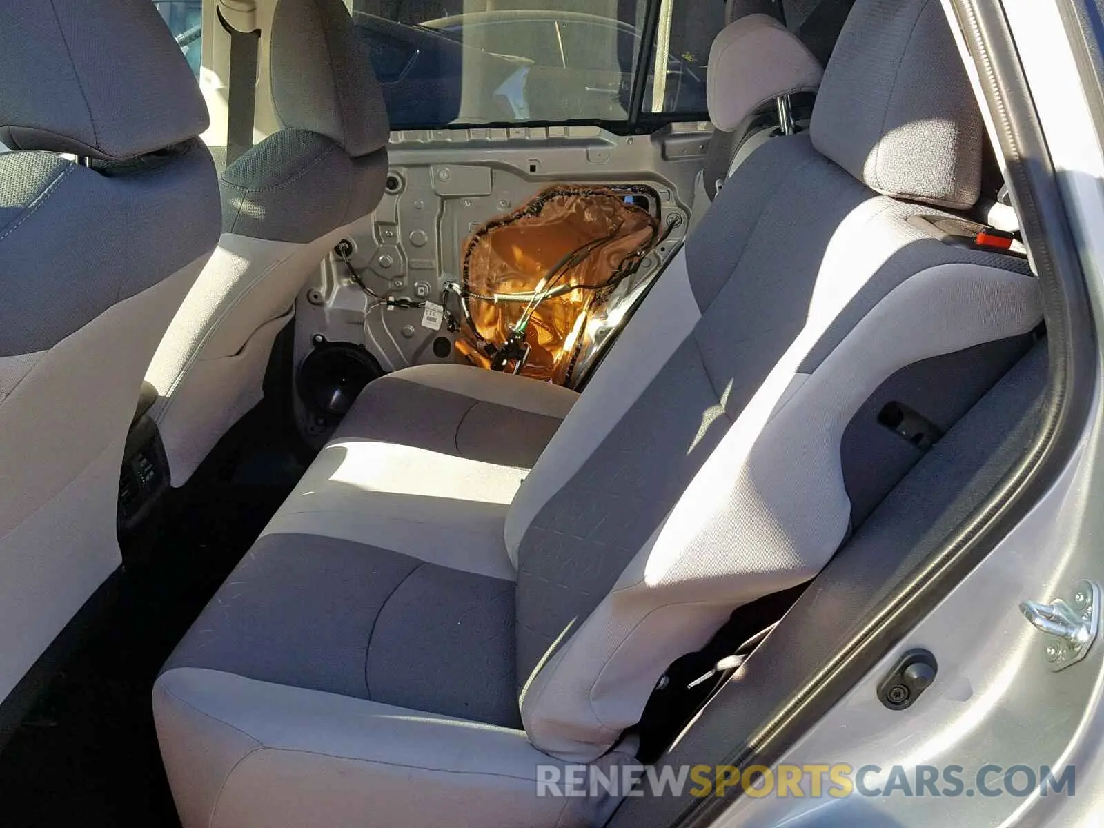 6 Photograph of a damaged car 2T3W1RFVXKW042575 TOYOTA RAV4 XLE 2019