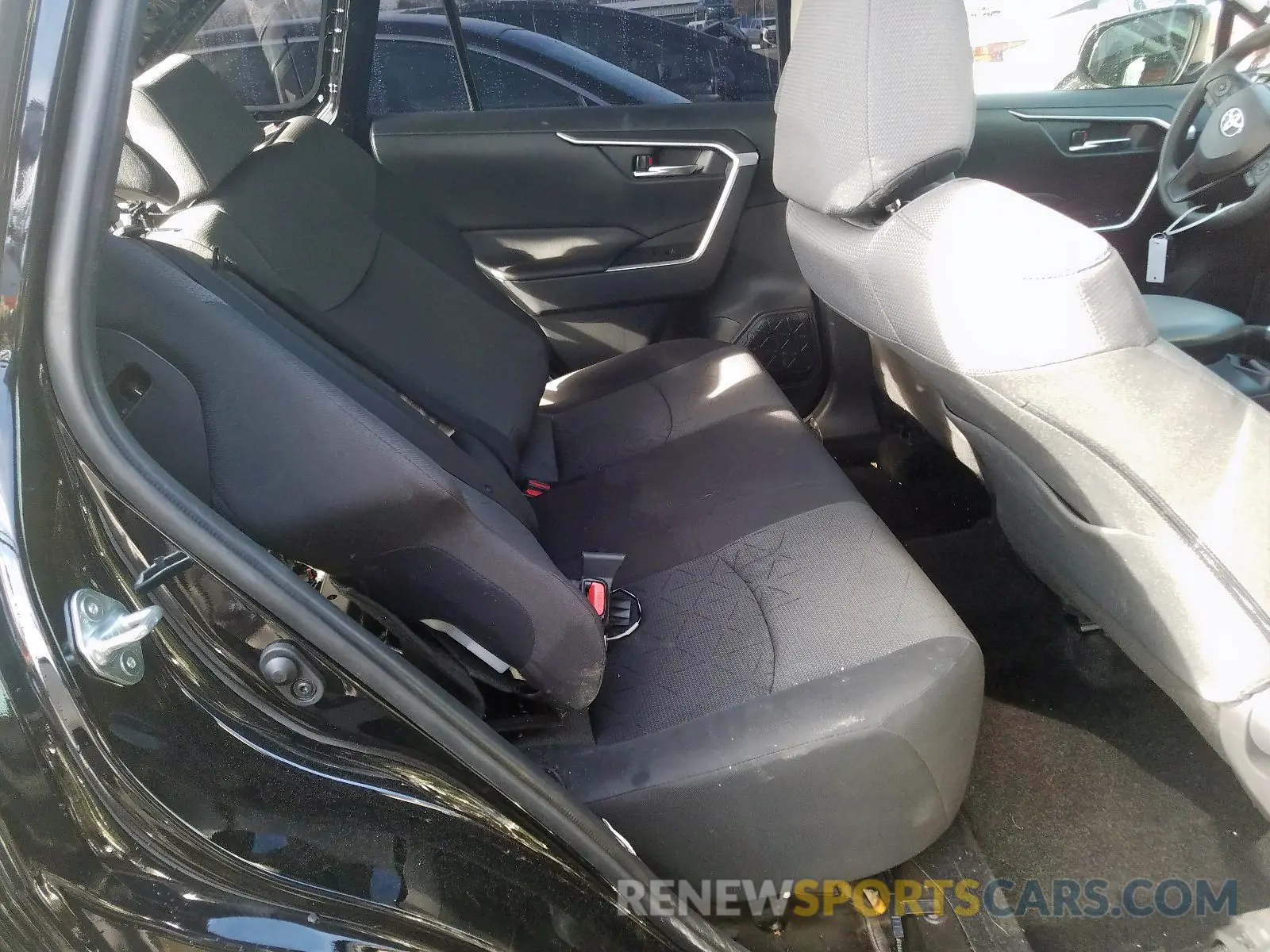 6 Photograph of a damaged car JTMP1RFV5KD505336 TOYOTA RAV4 XLE 2019