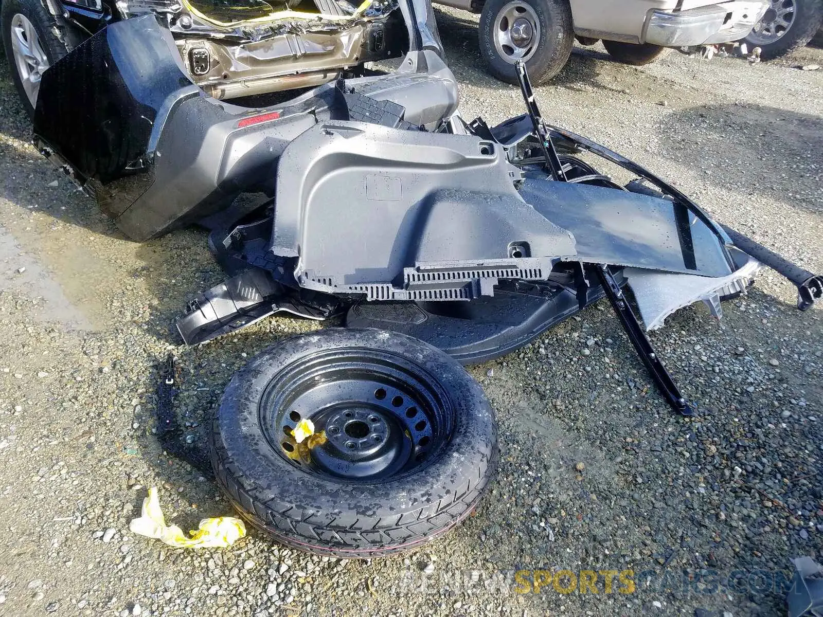 9 Photograph of a damaged car JTMP1RFV5KD505336 TOYOTA RAV4 XLE 2019