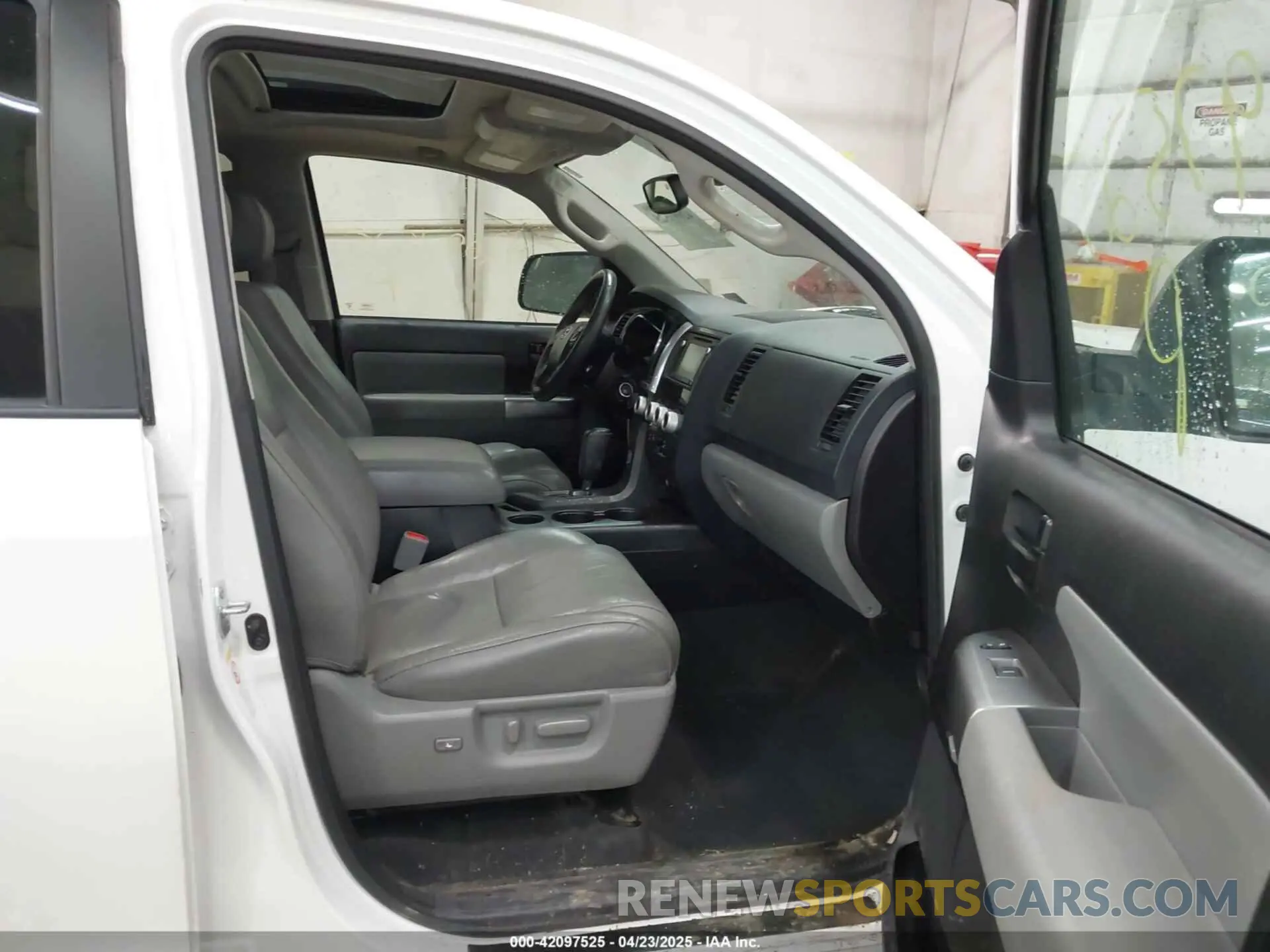 5 Photograph of a damaged car 5TDBY5G11KS166492 TOYOTA SEQUOIA 2019
