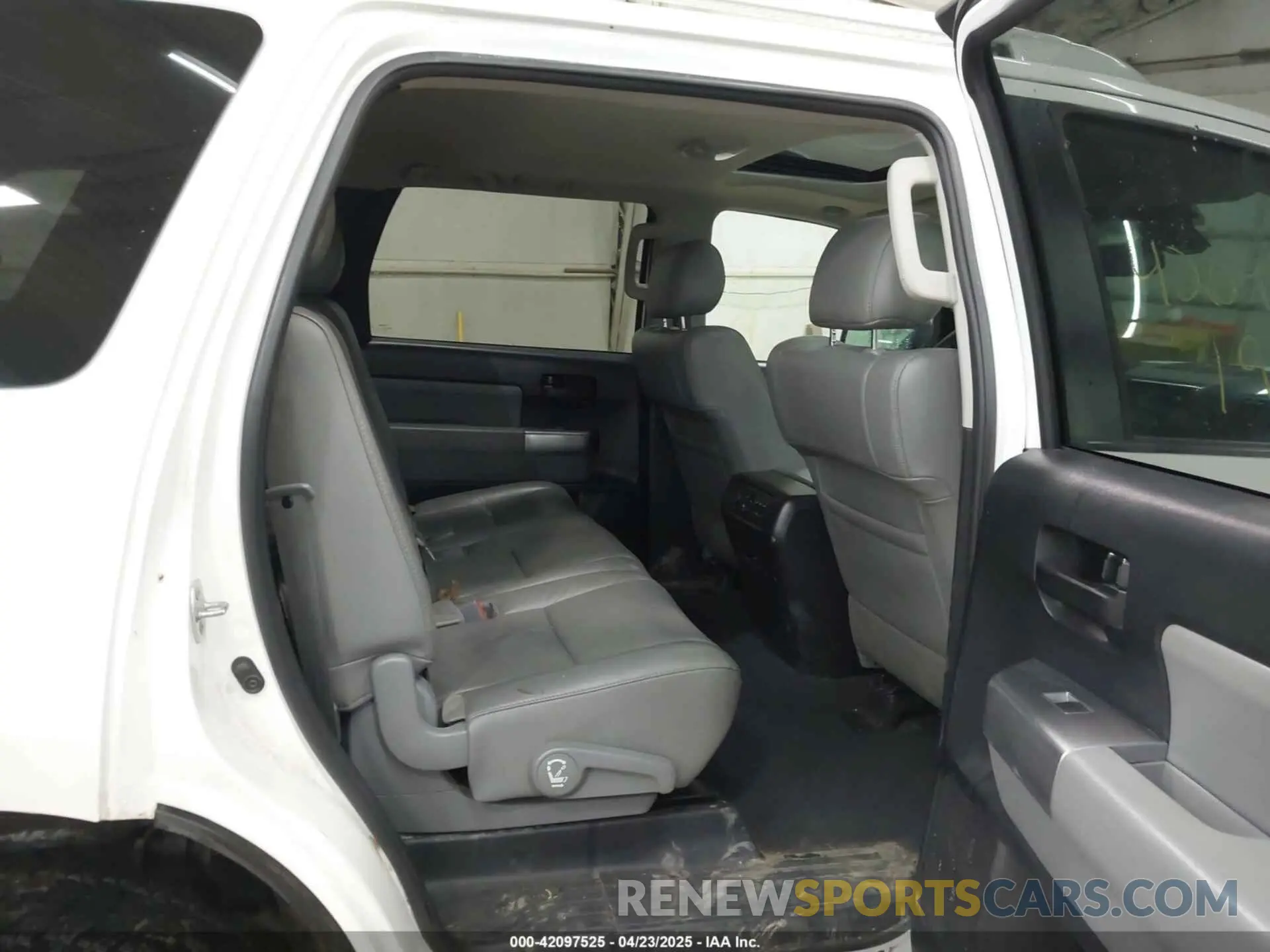 8 Photograph of a damaged car 5TDBY5G11KS166492 TOYOTA SEQUOIA 2019