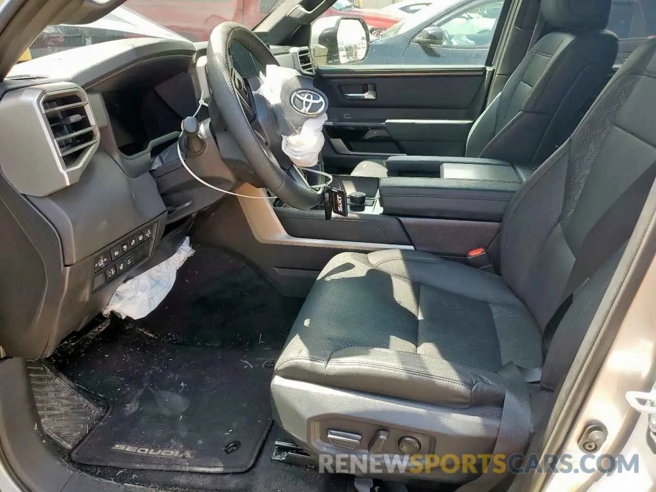 7 Photograph of a damaged car 7SVAAAAA0SX003883 TOYOTA SEQUOIA 2025