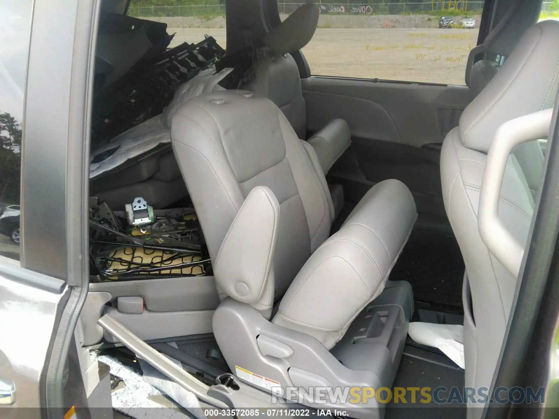 8 Photograph of a damaged car 5TDDZ3DC0KS222664 TOYOTA SIENNA 2019