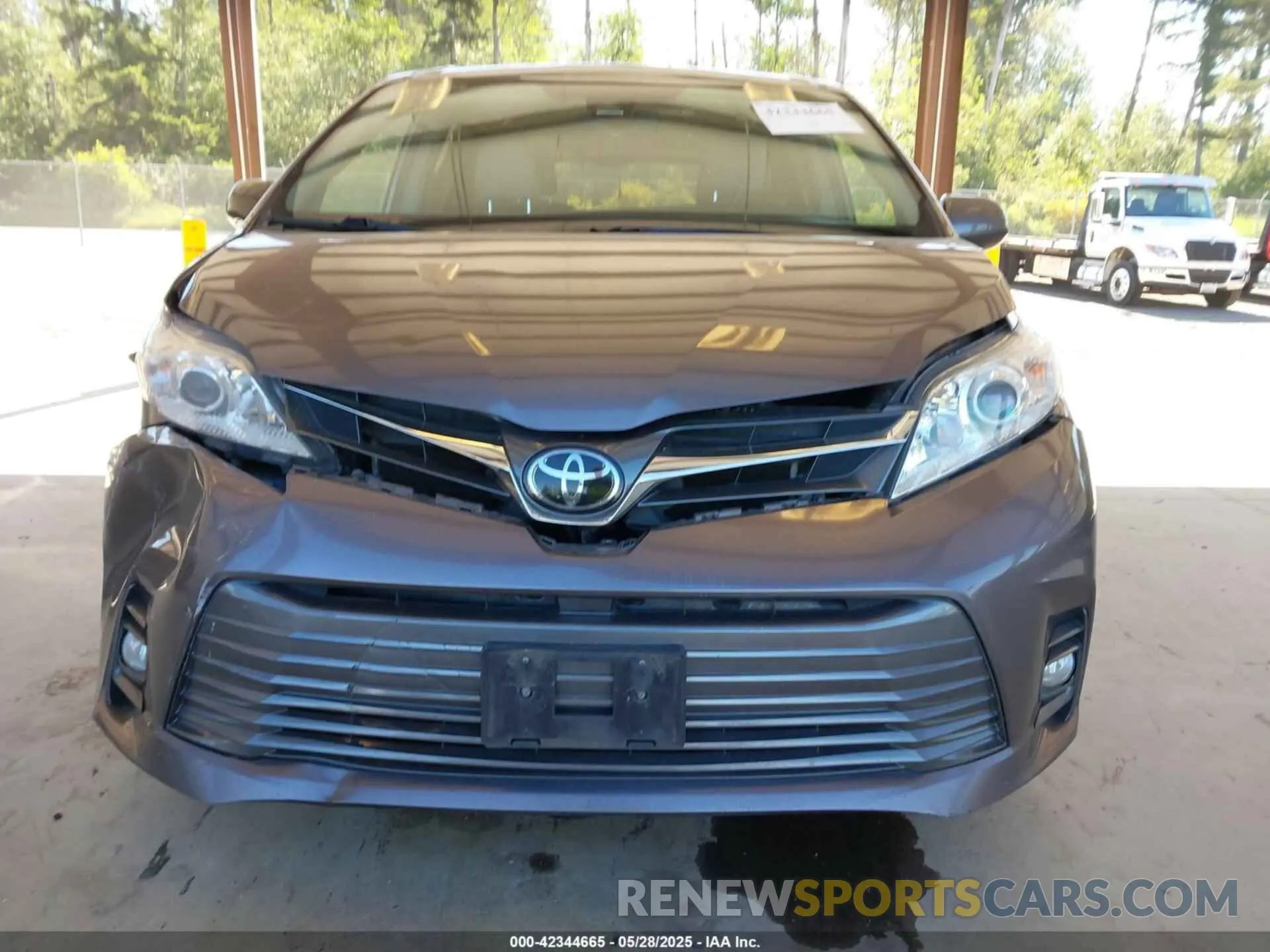 12 Photograph of a damaged car 5TDDZ3DC0KS223202 TOYOTA SIENNA 2019