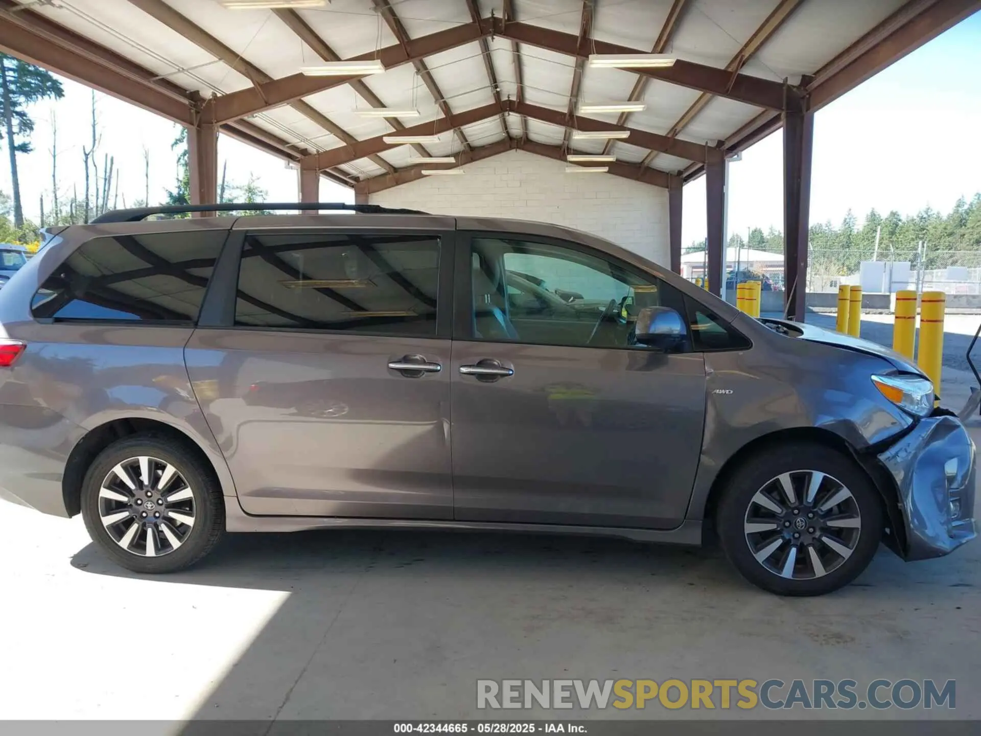 13 Photograph of a damaged car 5TDDZ3DC0KS223202 TOYOTA SIENNA 2019