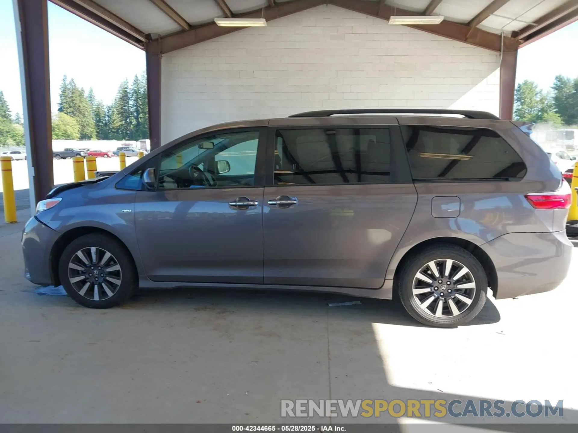 14 Photograph of a damaged car 5TDDZ3DC0KS223202 TOYOTA SIENNA 2019
