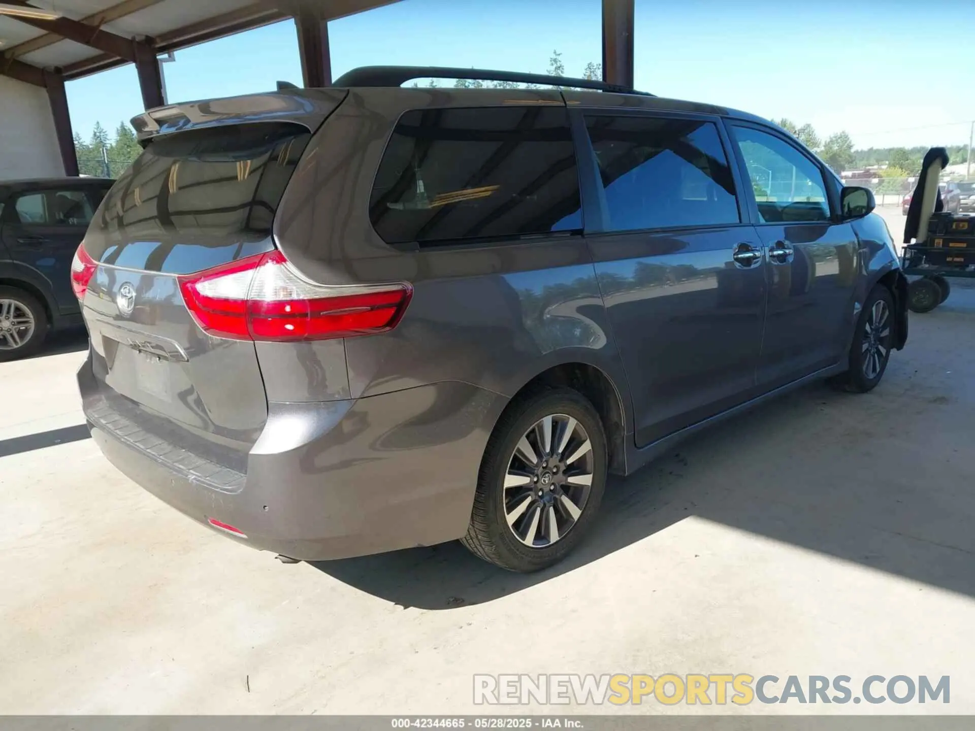 4 Photograph of a damaged car 5TDDZ3DC0KS223202 TOYOTA SIENNA 2019