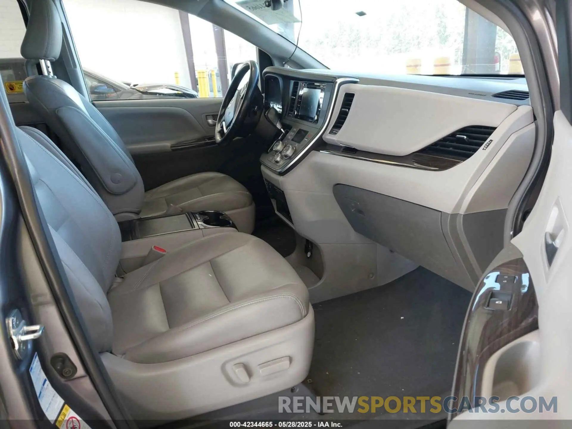 5 Photograph of a damaged car 5TDDZ3DC0KS223202 TOYOTA SIENNA 2019