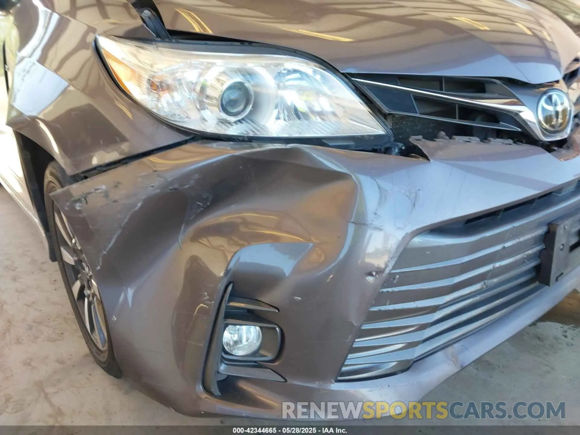 6 Photograph of a damaged car 5TDDZ3DC0KS223202 TOYOTA SIENNA 2019