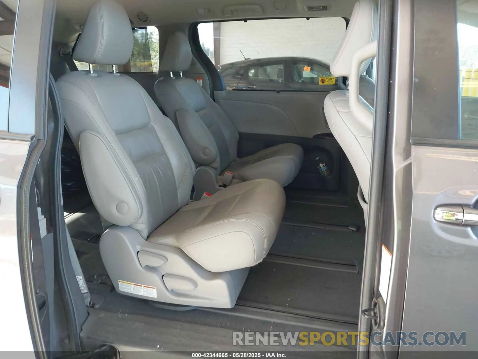 8 Photograph of a damaged car 5TDDZ3DC0KS223202 TOYOTA SIENNA 2019