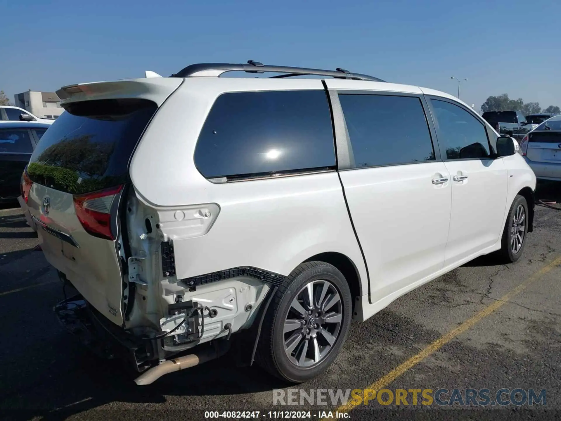 4 Photograph of a damaged car 5TDDZ3DC1KS222592 TOYOTA SIENNA 2019