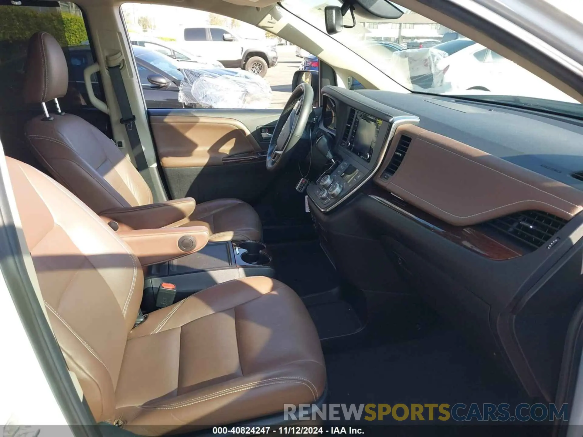 5 Photograph of a damaged car 5TDDZ3DC1KS222592 TOYOTA SIENNA 2019