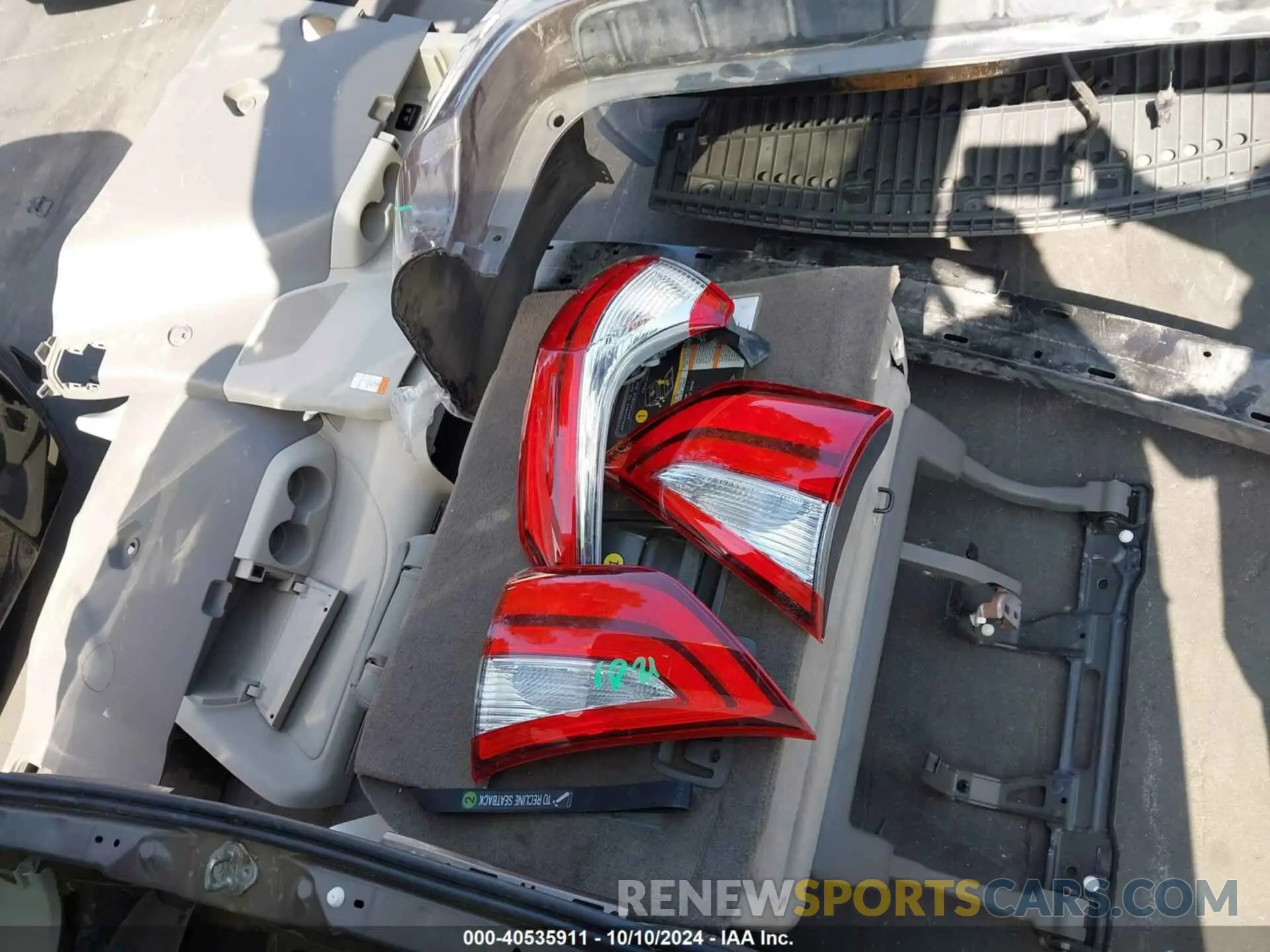 12 Photograph of a damaged car 5TDDZ3DC2KS210225 TOYOTA SIENNA 2019