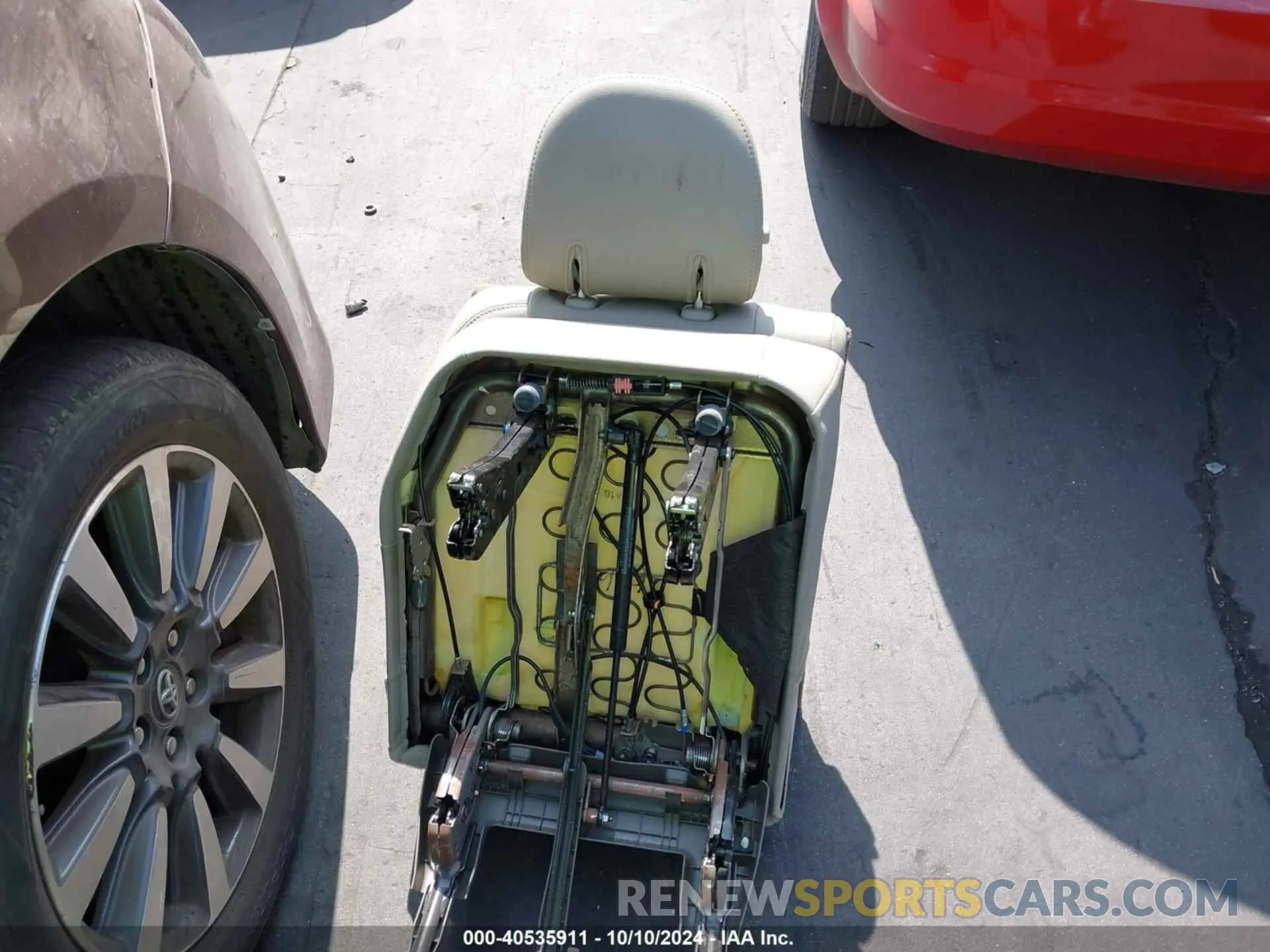 18 Photograph of a damaged car 5TDDZ3DC2KS210225 TOYOTA SIENNA 2019