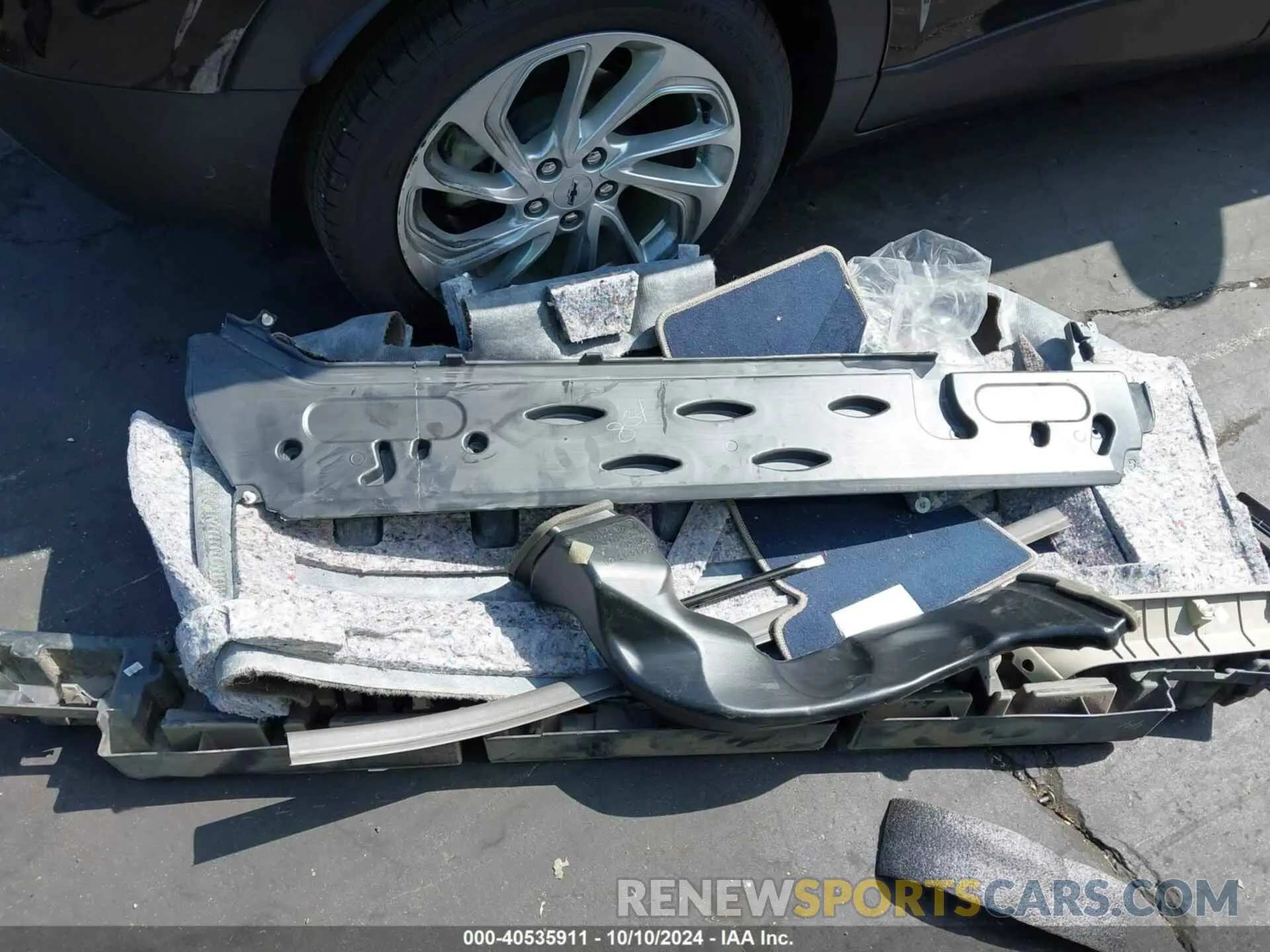 19 Photograph of a damaged car 5TDDZ3DC2KS210225 TOYOTA SIENNA 2019