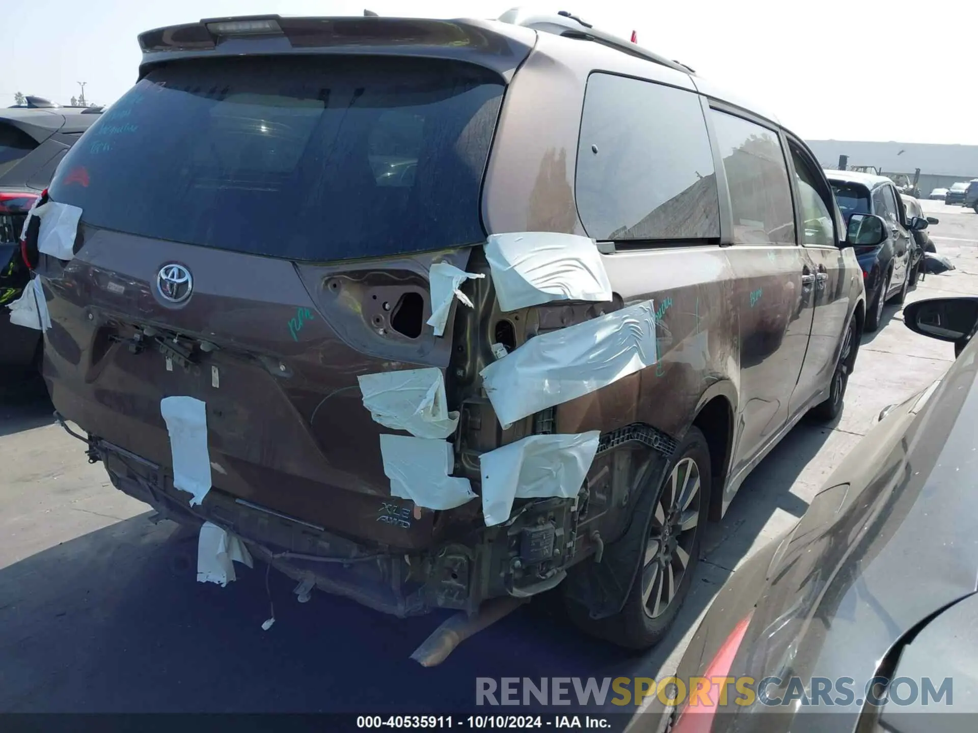 4 Photograph of a damaged car 5TDDZ3DC2KS210225 TOYOTA SIENNA 2019