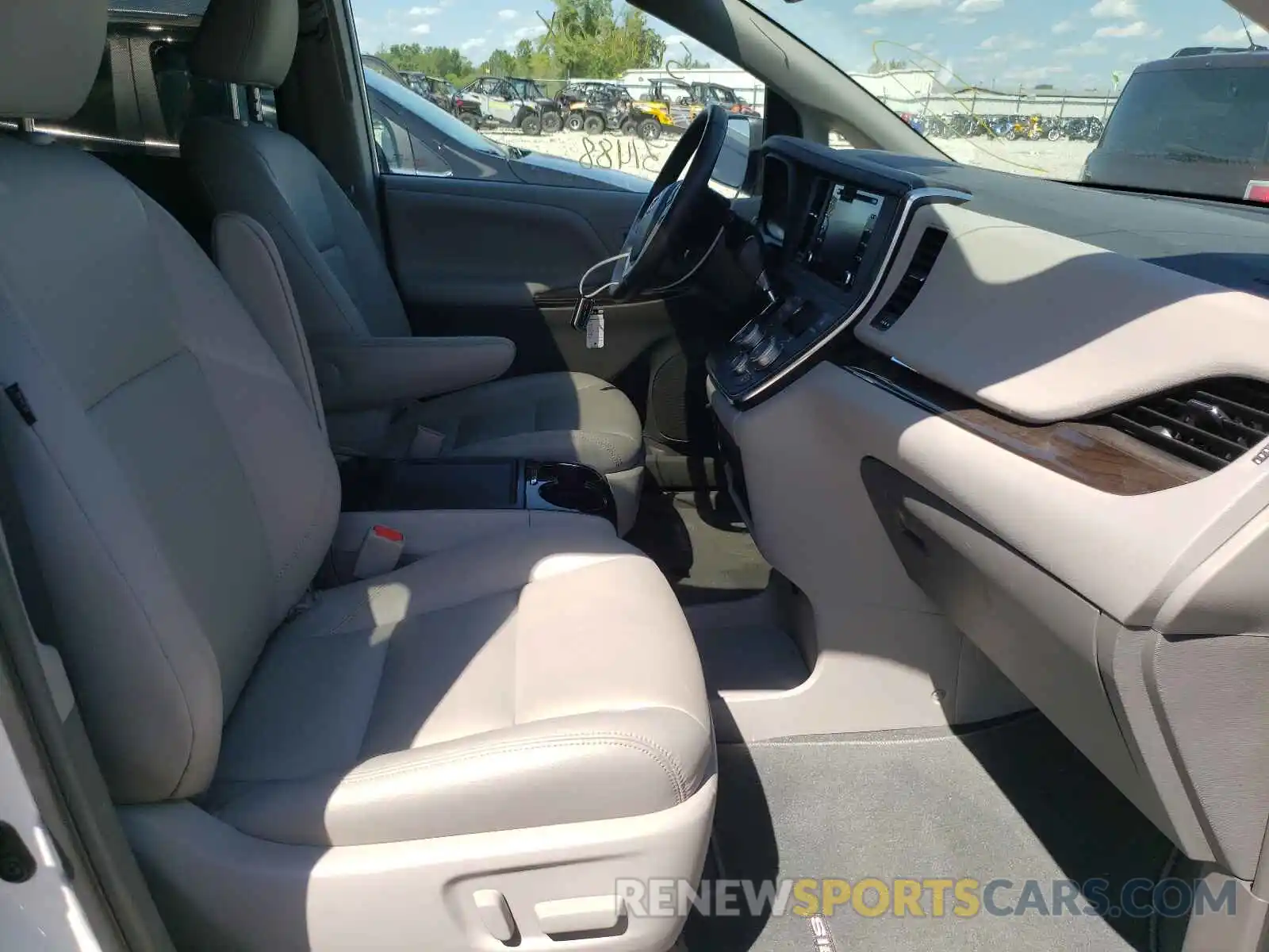 5 Photograph of a damaged car 5TDDZ3DC2KS217739 TOYOTA SIENNA 2019