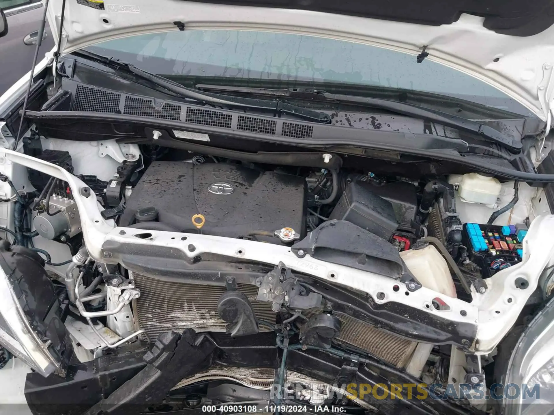 10 Photograph of a damaged car 5TDDZ3DC2KS226750 TOYOTA SIENNA 2019