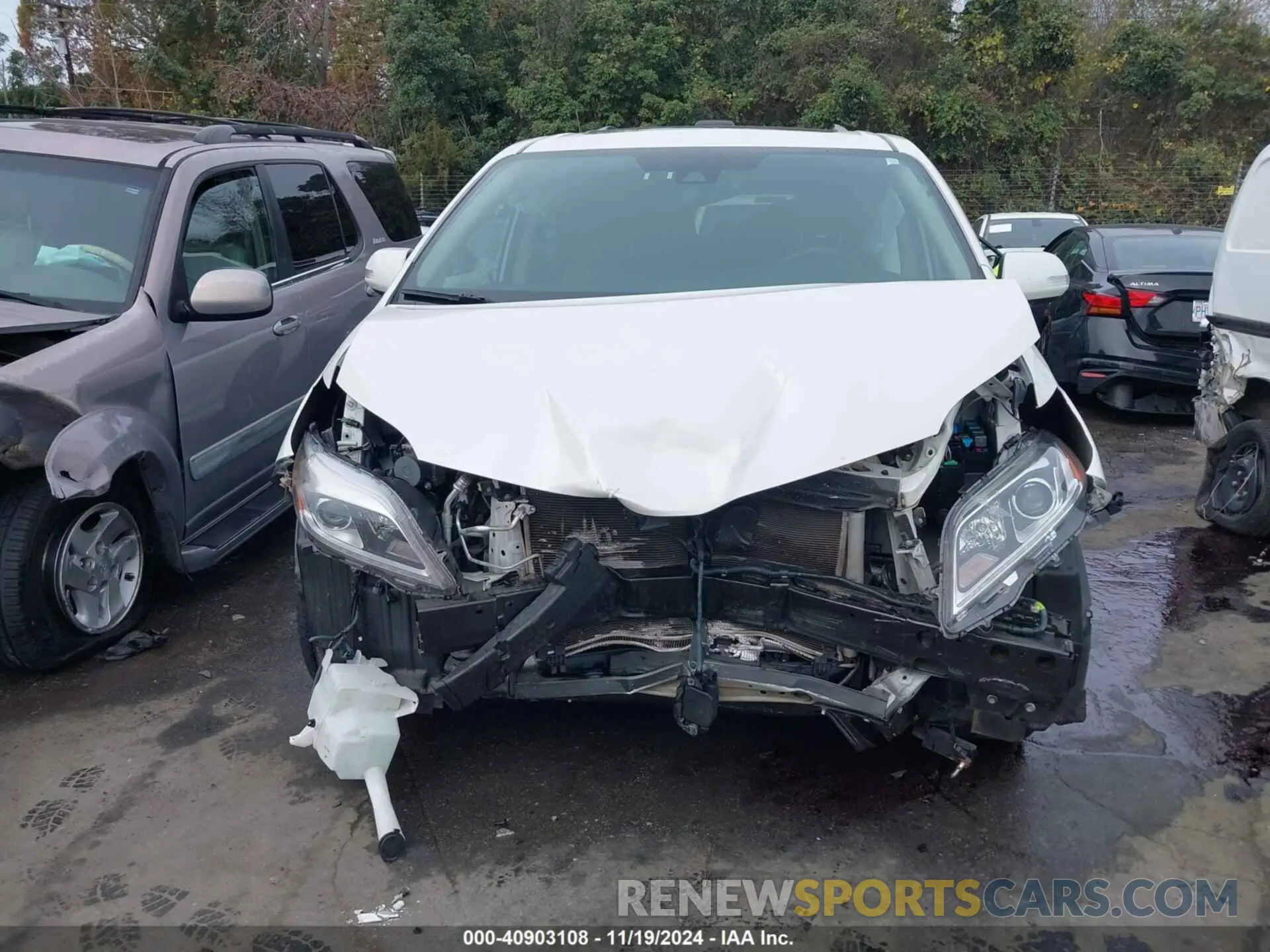 12 Photograph of a damaged car 5TDDZ3DC2KS226750 TOYOTA SIENNA 2019