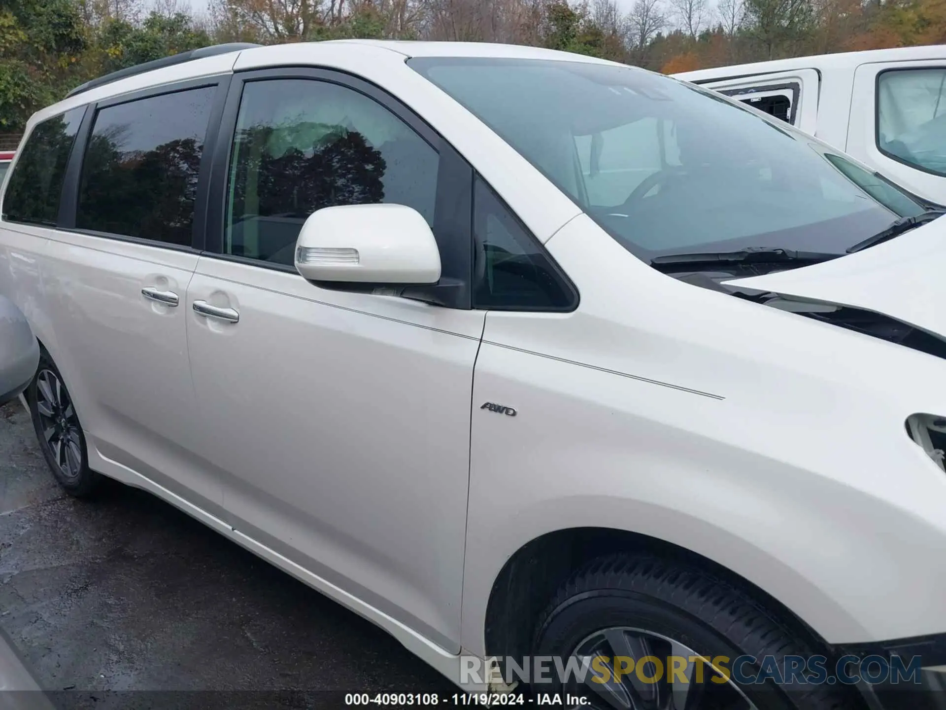 13 Photograph of a damaged car 5TDDZ3DC2KS226750 TOYOTA SIENNA 2019