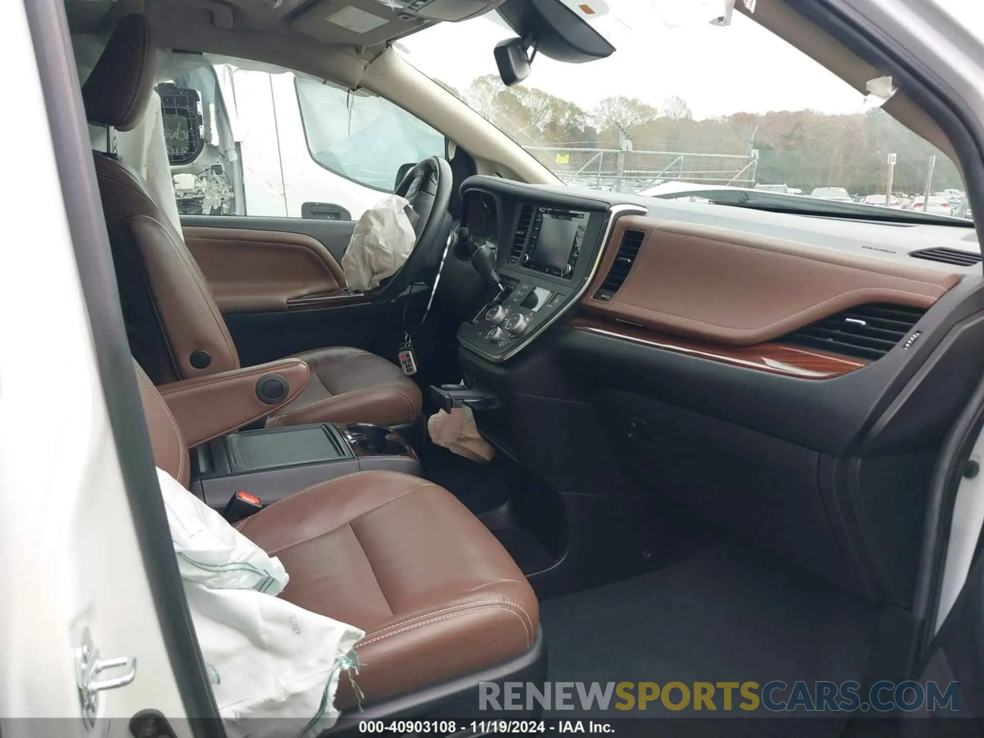 5 Photograph of a damaged car 5TDDZ3DC2KS226750 TOYOTA SIENNA 2019
