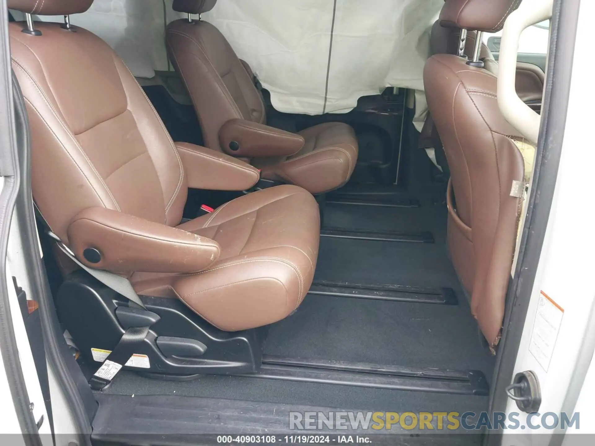 8 Photograph of a damaged car 5TDDZ3DC2KS226750 TOYOTA SIENNA 2019