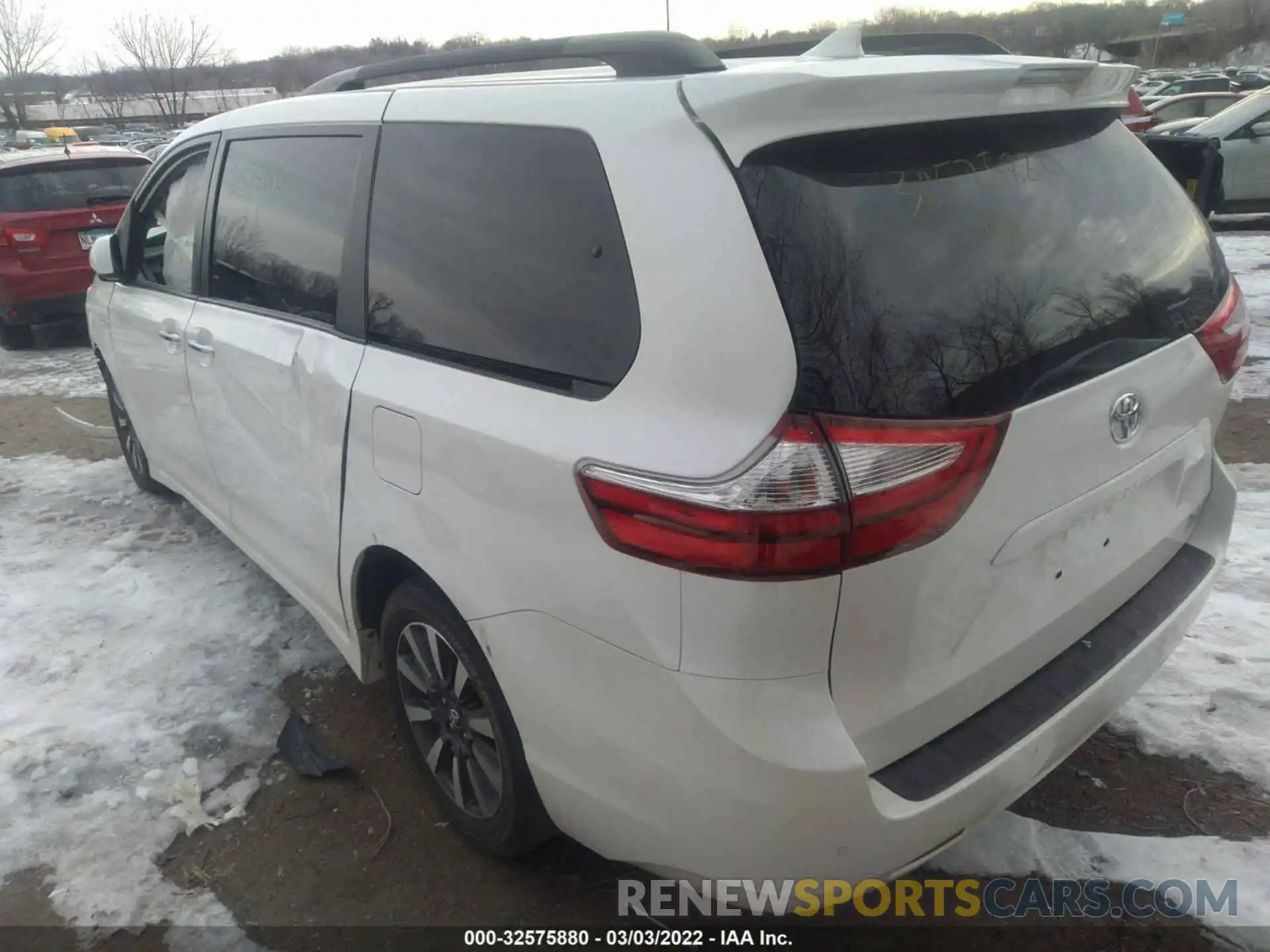 3 Photograph of a damaged car 5TDDZ3DC3KS226191 TOYOTA SIENNA 2019