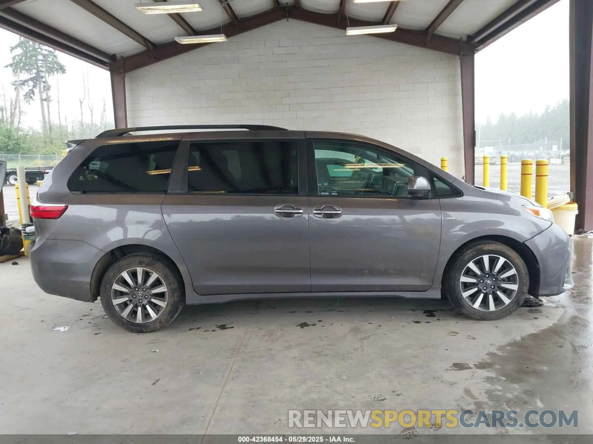 13 Photograph of a damaged car 5TDDZ3DC4KS218164 TOYOTA SIENNA 2019
