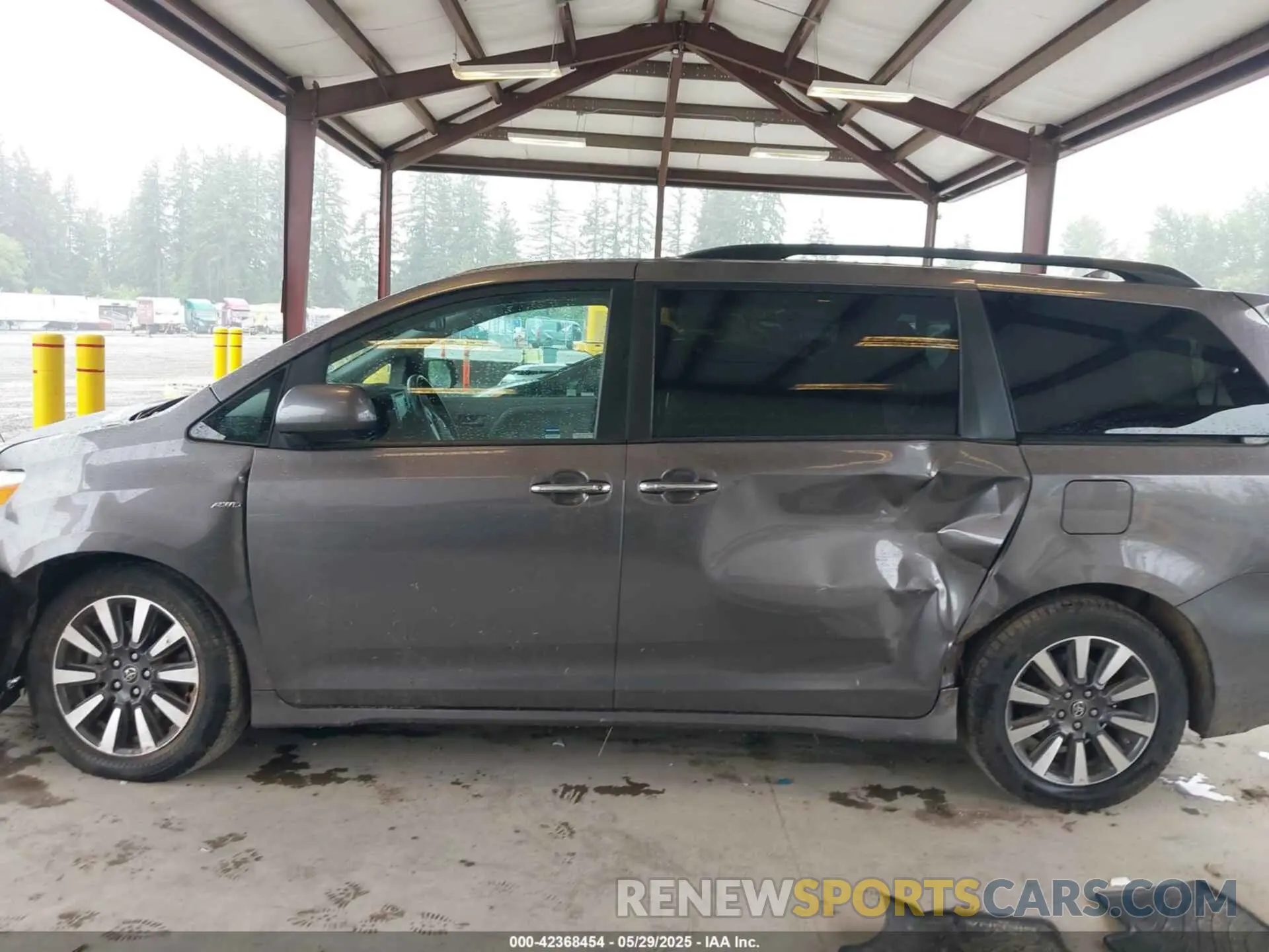 14 Photograph of a damaged car 5TDDZ3DC4KS218164 TOYOTA SIENNA 2019