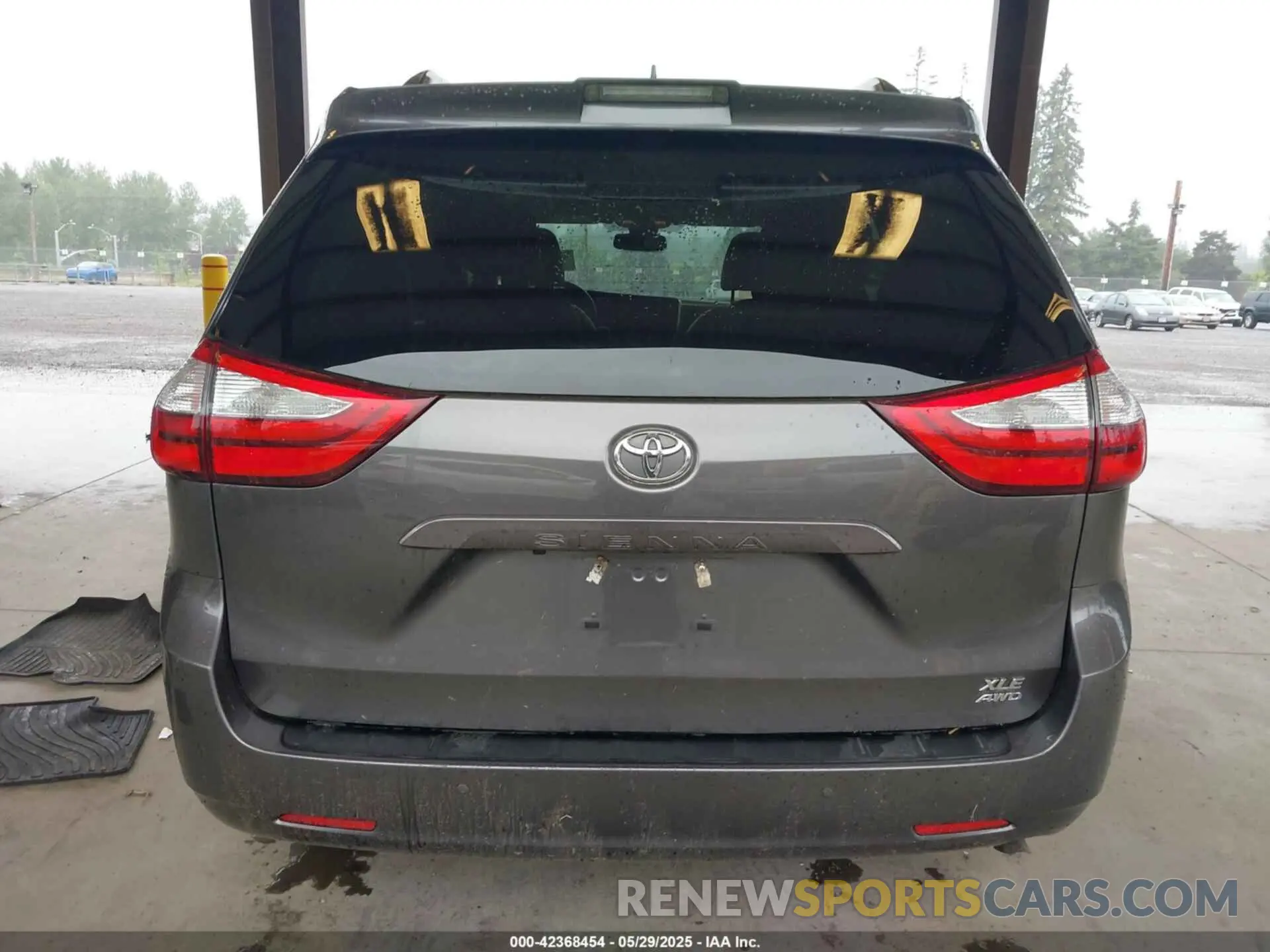 16 Photograph of a damaged car 5TDDZ3DC4KS218164 TOYOTA SIENNA 2019