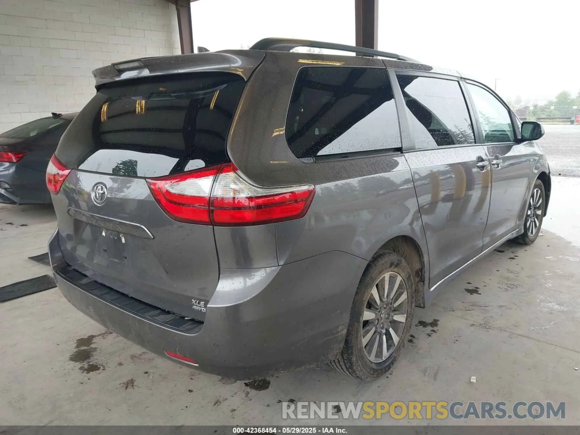 4 Photograph of a damaged car 5TDDZ3DC4KS218164 TOYOTA SIENNA 2019