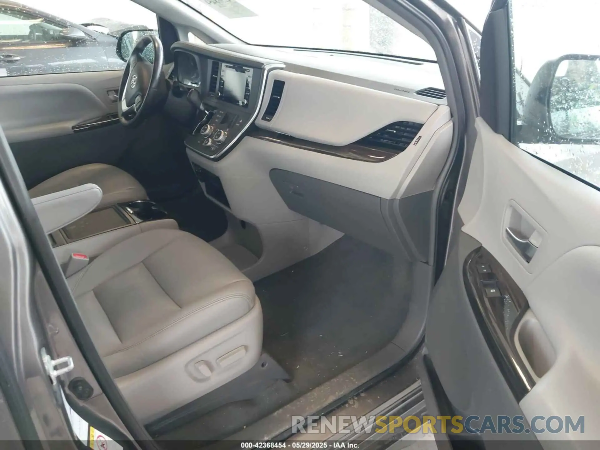 5 Photograph of a damaged car 5TDDZ3DC4KS218164 TOYOTA SIENNA 2019